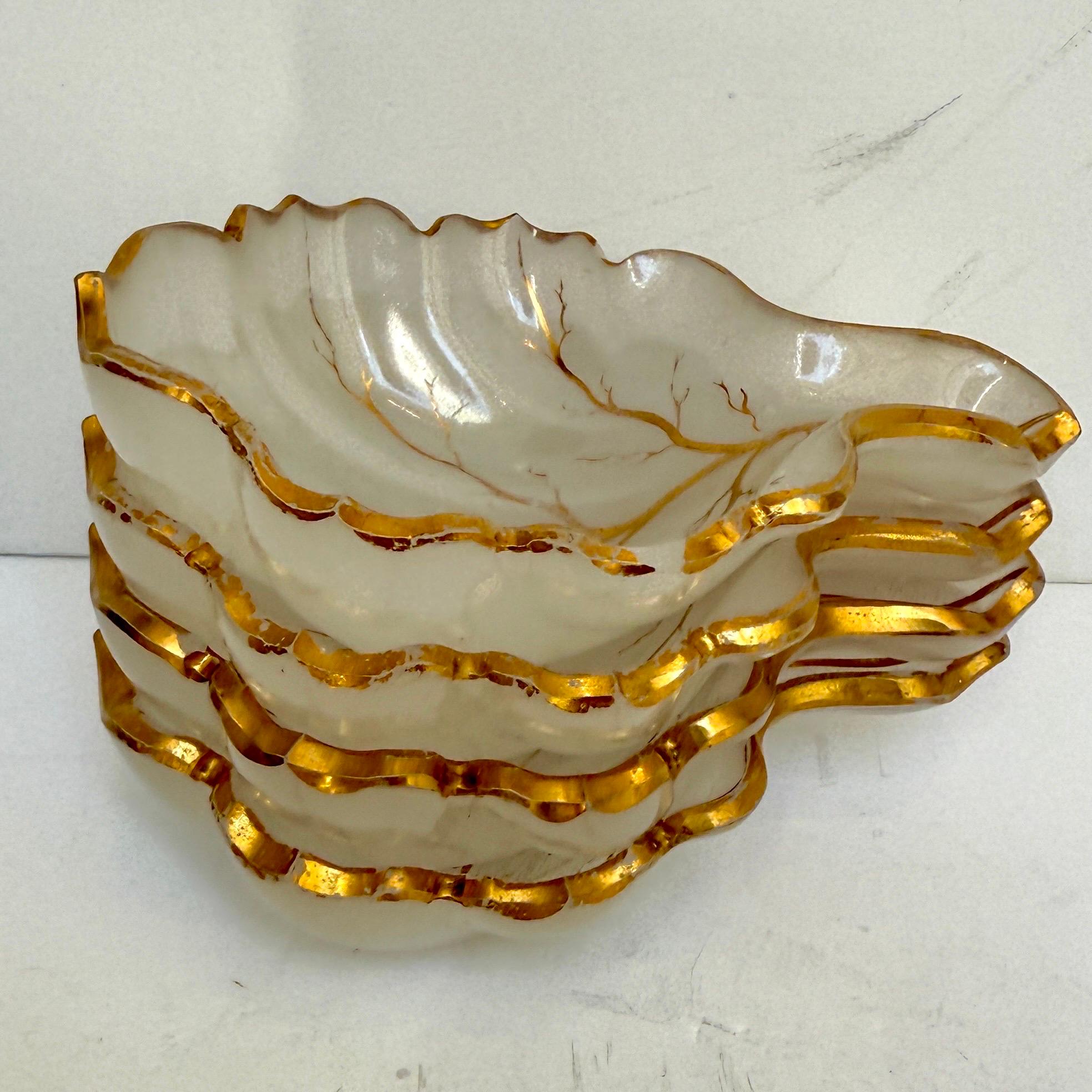Satz von 4 French Opaline Candy Dishes des 19. Jahrhunderts in Blattform im Angebot 1