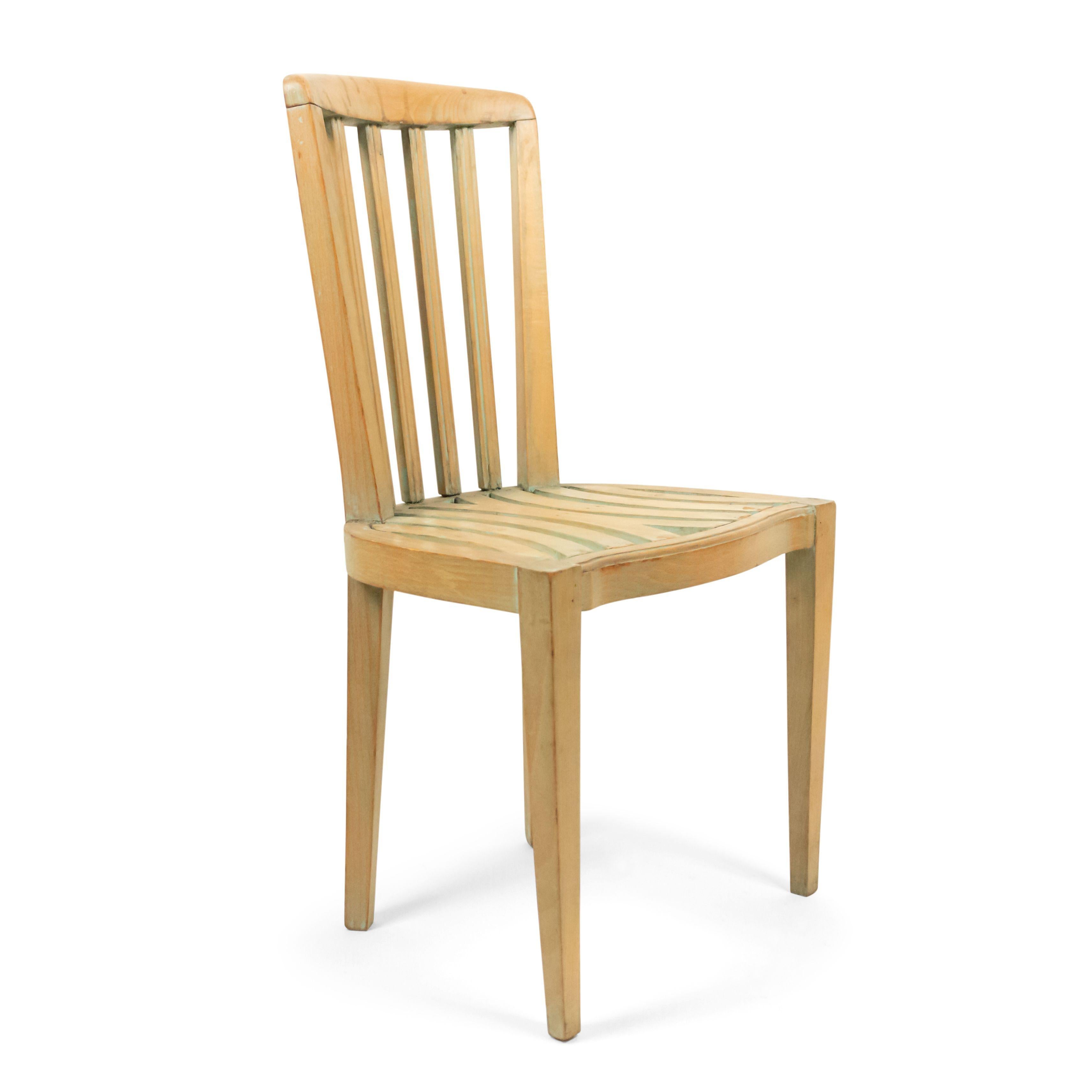 Ensemble de 4 chaises latérales Art Déco françaises blanchies avec dossier et assise à lattes.

