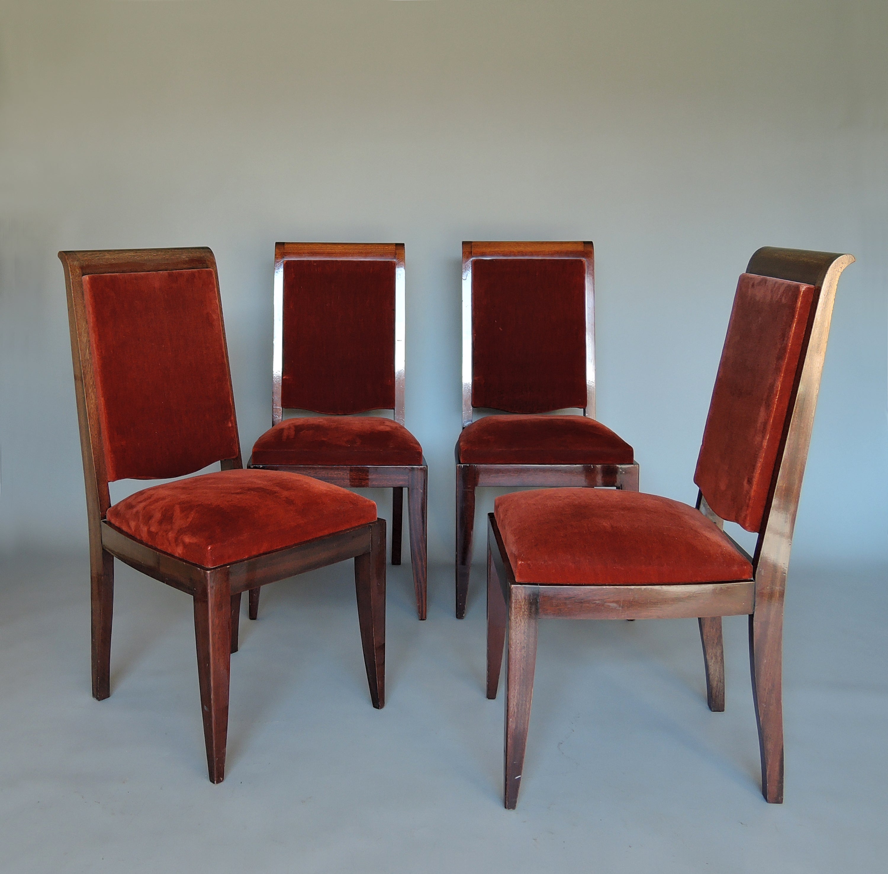 Un set di quattro raffinate sedie da pranzo francesi in mogano massiccio Art Déco di Gaston Poisson.
