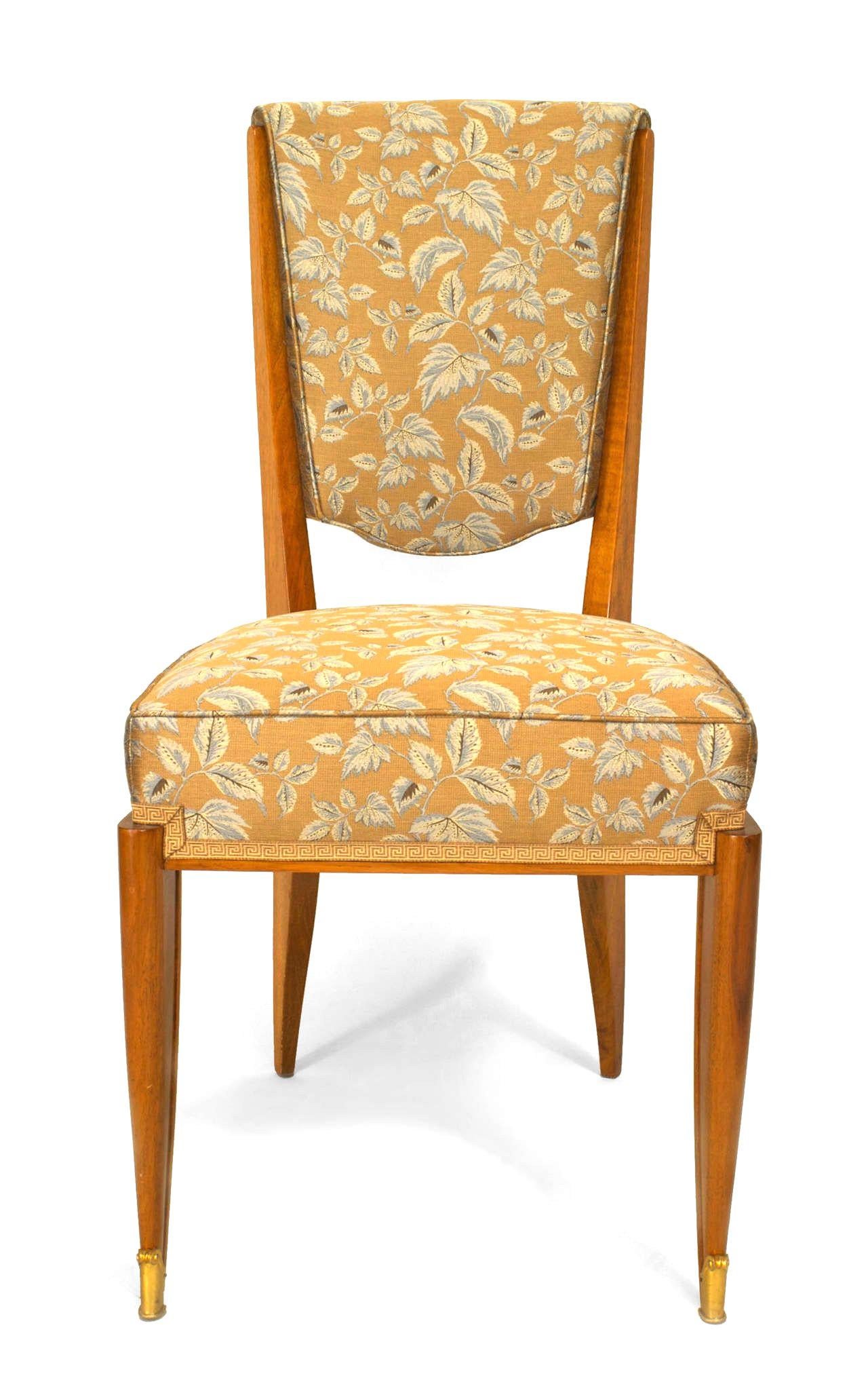 Set di 4 sedie francesi Art Déco in mogano chiaro con schienale sagomato e seduta e schienale imbottiti con sabot in bronzo. (JEAN PASCAUD) *Tavolo da gioco abbinato #060627
