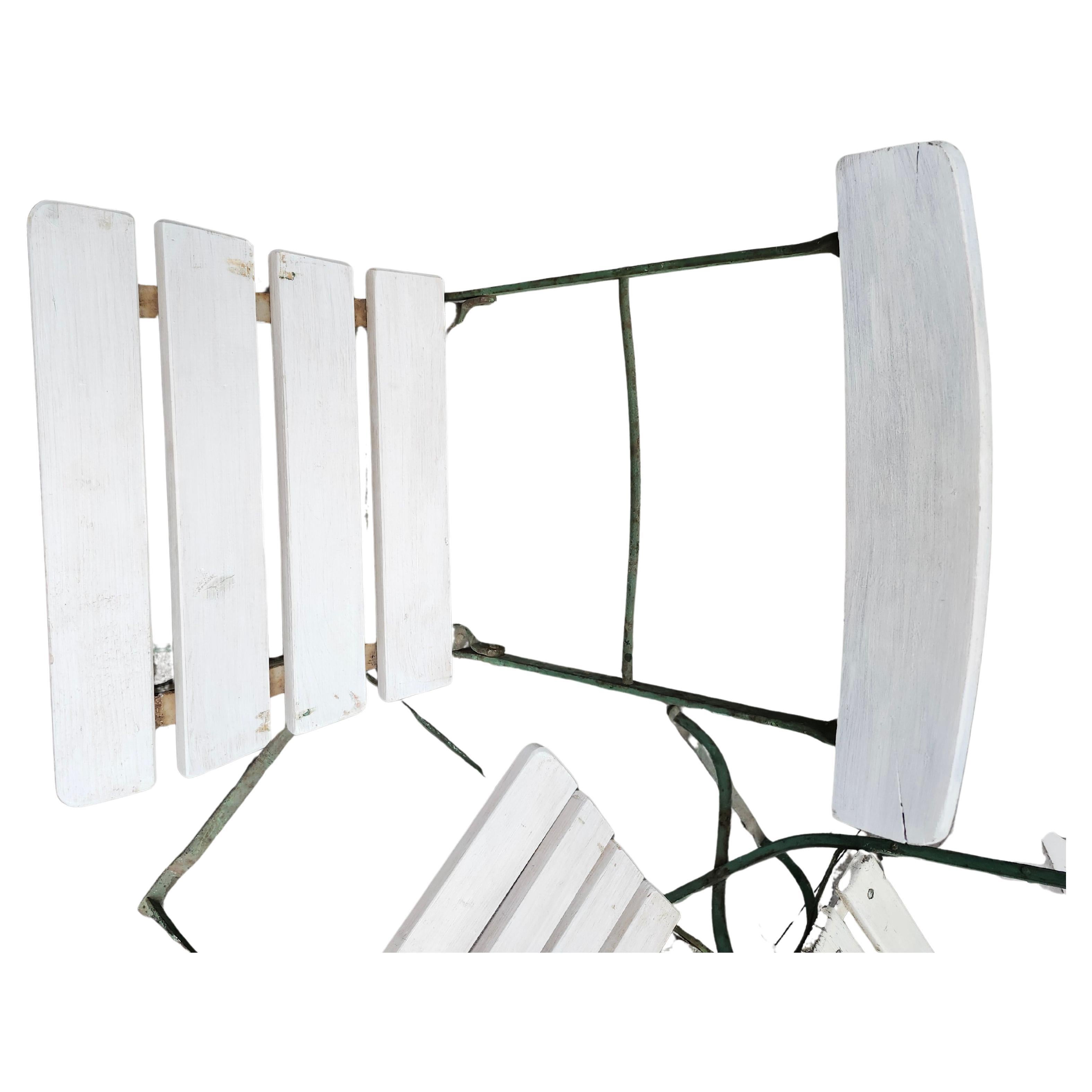 Francese Set di 4 sedie da pranzo francesi Bistro da giardino Foldes con struttura in ferro e doghe in Wood 1925 in vendita