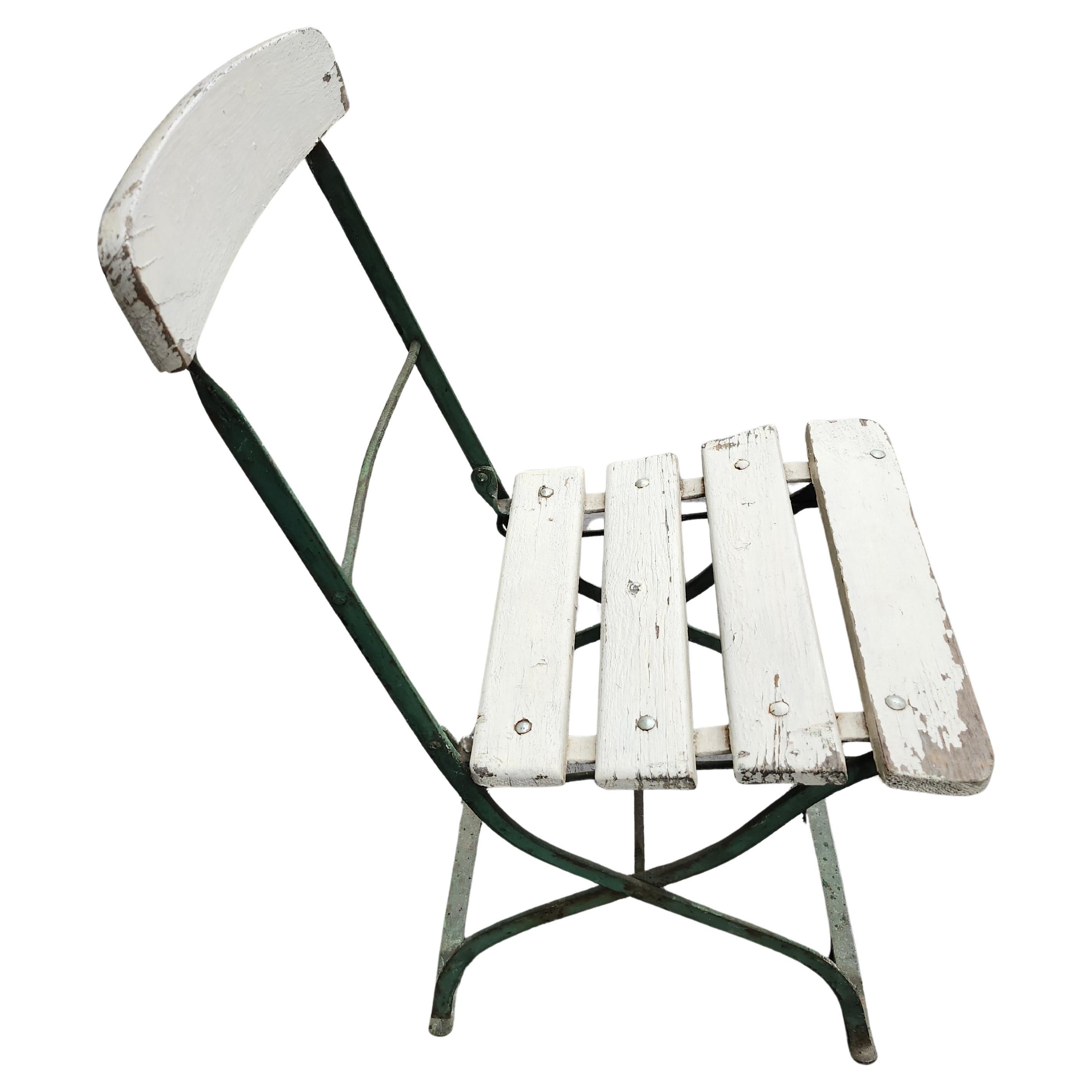 Inizio XX secolo Set di 4 sedie da pranzo francesi Bistro da giardino Foldes con struttura in ferro e doghe in Wood 1925 in vendita