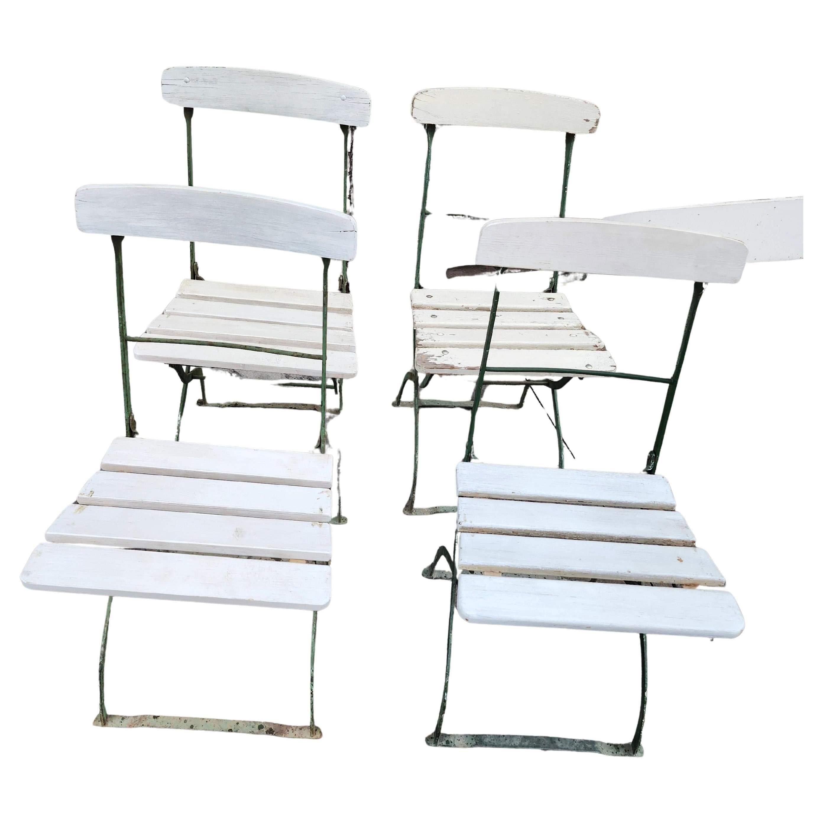 Ferro Set di 4 sedie da pranzo francesi Bistro da giardino Foldes con struttura in ferro e doghe in Wood 1925 in vendita