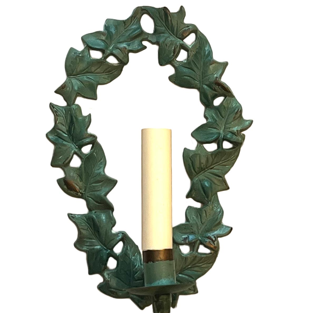 Set di appliques in bronzo degli anni '60 circa con finitura verniciata. Venduto al paio.

Misure:
Altezza: 11