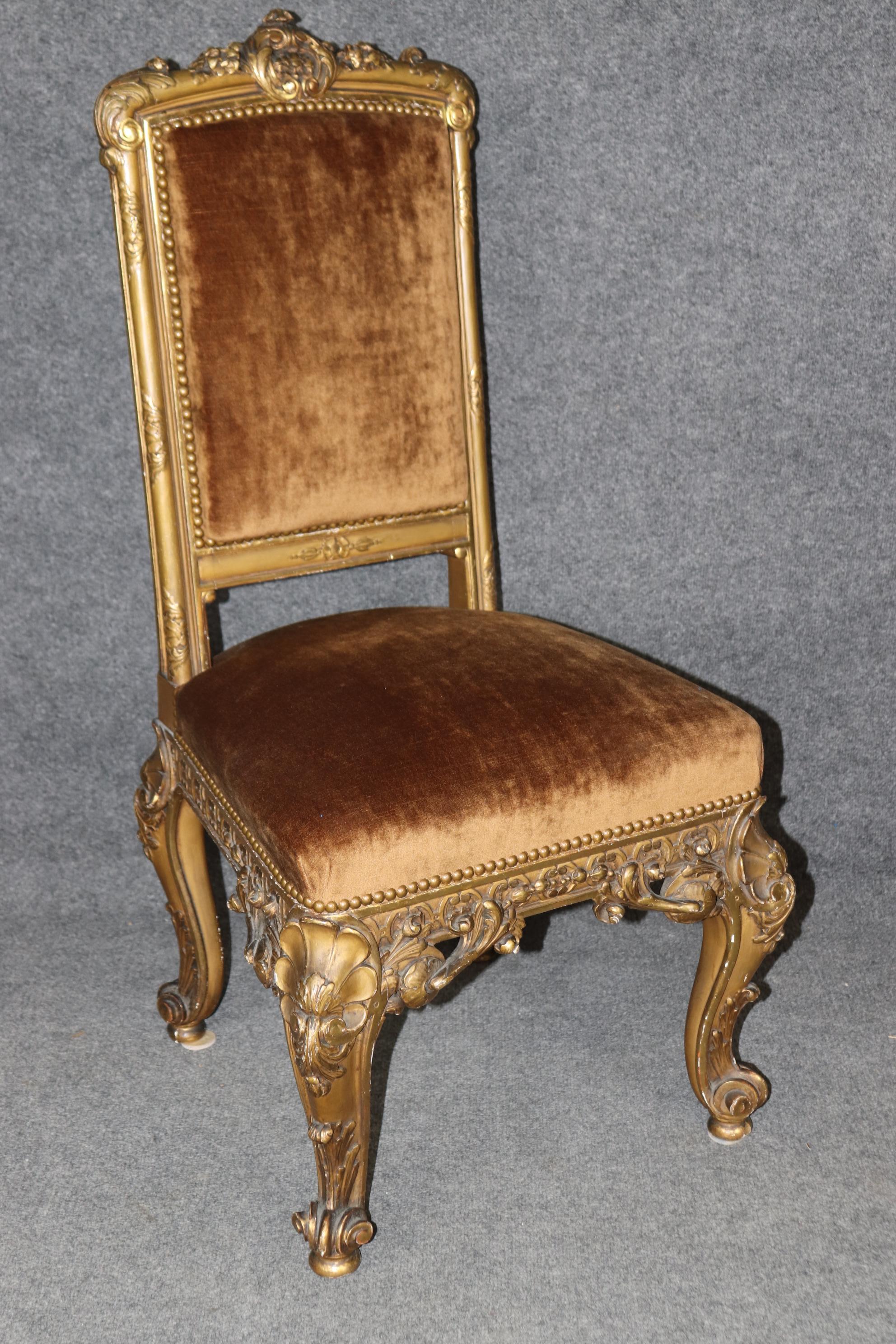 Si tratta di uno splendido set di 4 sedie laterali che possono essere utilizzate come sedie da pranzo grazie alla corretta altezza della seduta. Il set è riccamente intagliato con splendidi disegni floreali e rococò e dorato in oro antico. Le sedie