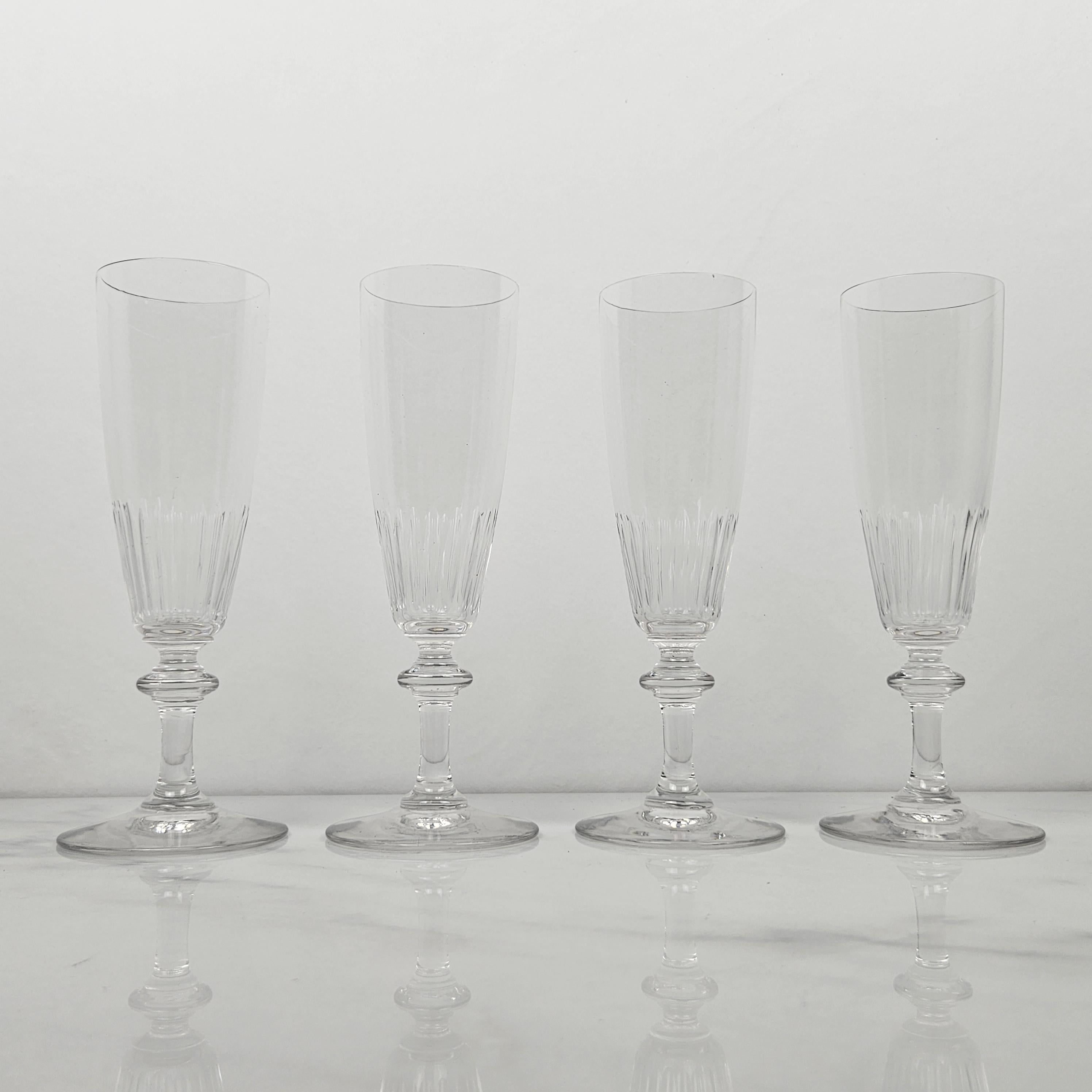 Un bel ensemble de quatre flûtes à champagne françaises faites à la main en verre de cristal, fabriquées vers 1870.  

Ces verres anciens sont soufflés à la bouche. 

Remarquez les très beaux détails et le design élégant.
Méticuleusement fabriquées