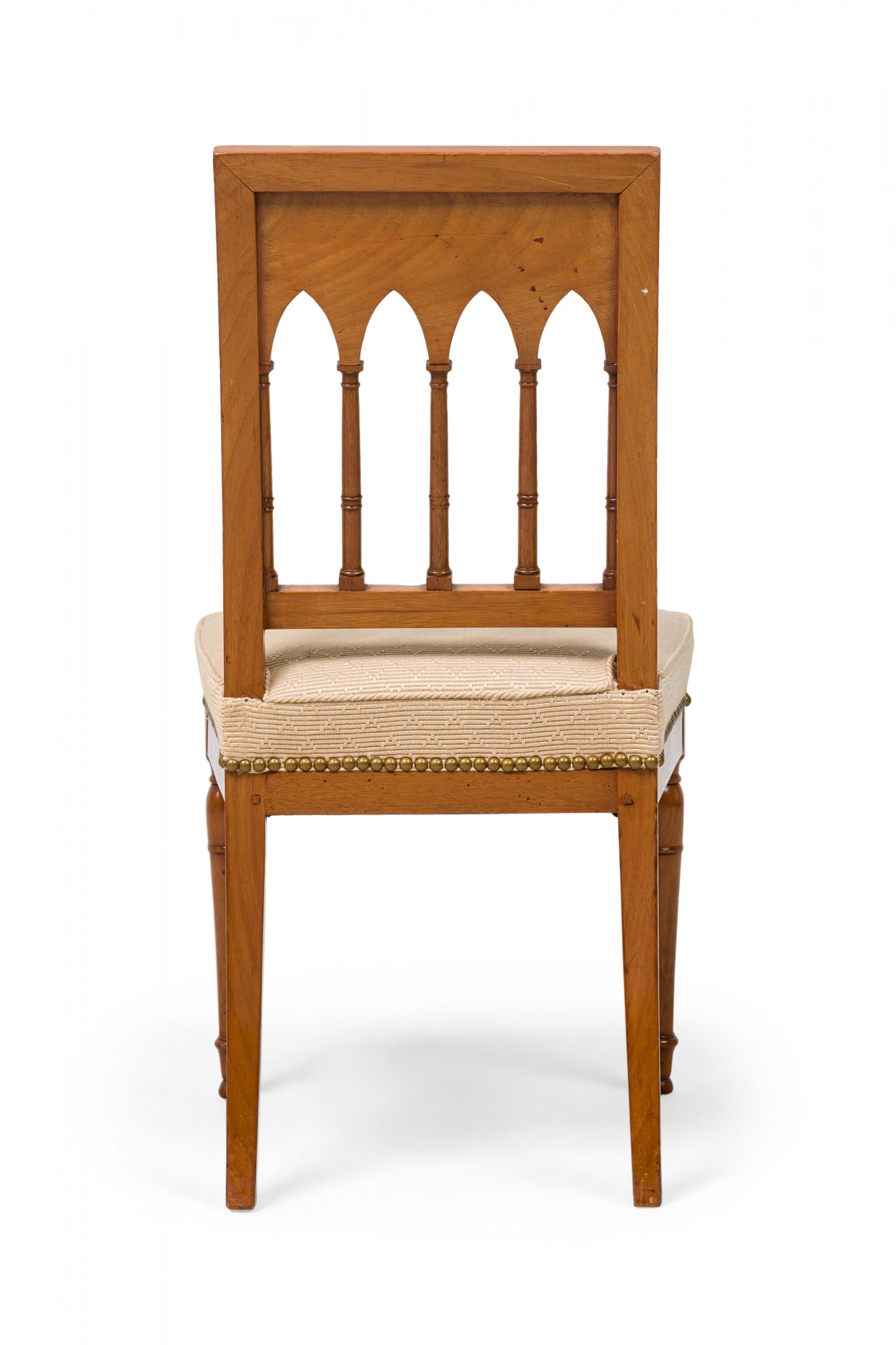 Bois Ensemble de 4 chaises de salle à manger françaises Charles X à dossier fuseau rembourré beige en vente