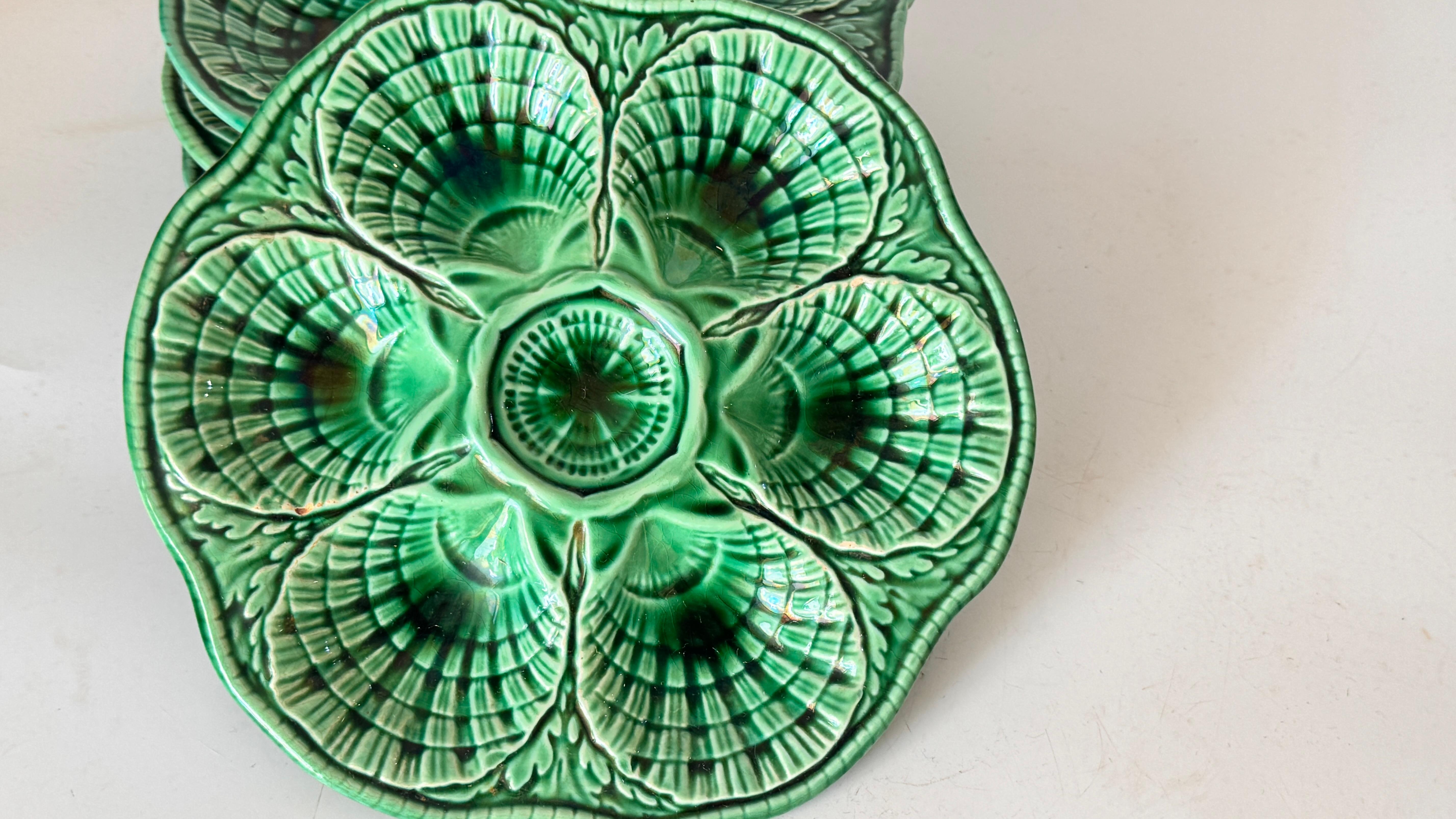 Satz von 4 französischen grünen Majolikatellern - Sarreguemines Manufaktur - 20. Jahrhundert (Art nouveau) im Angebot
