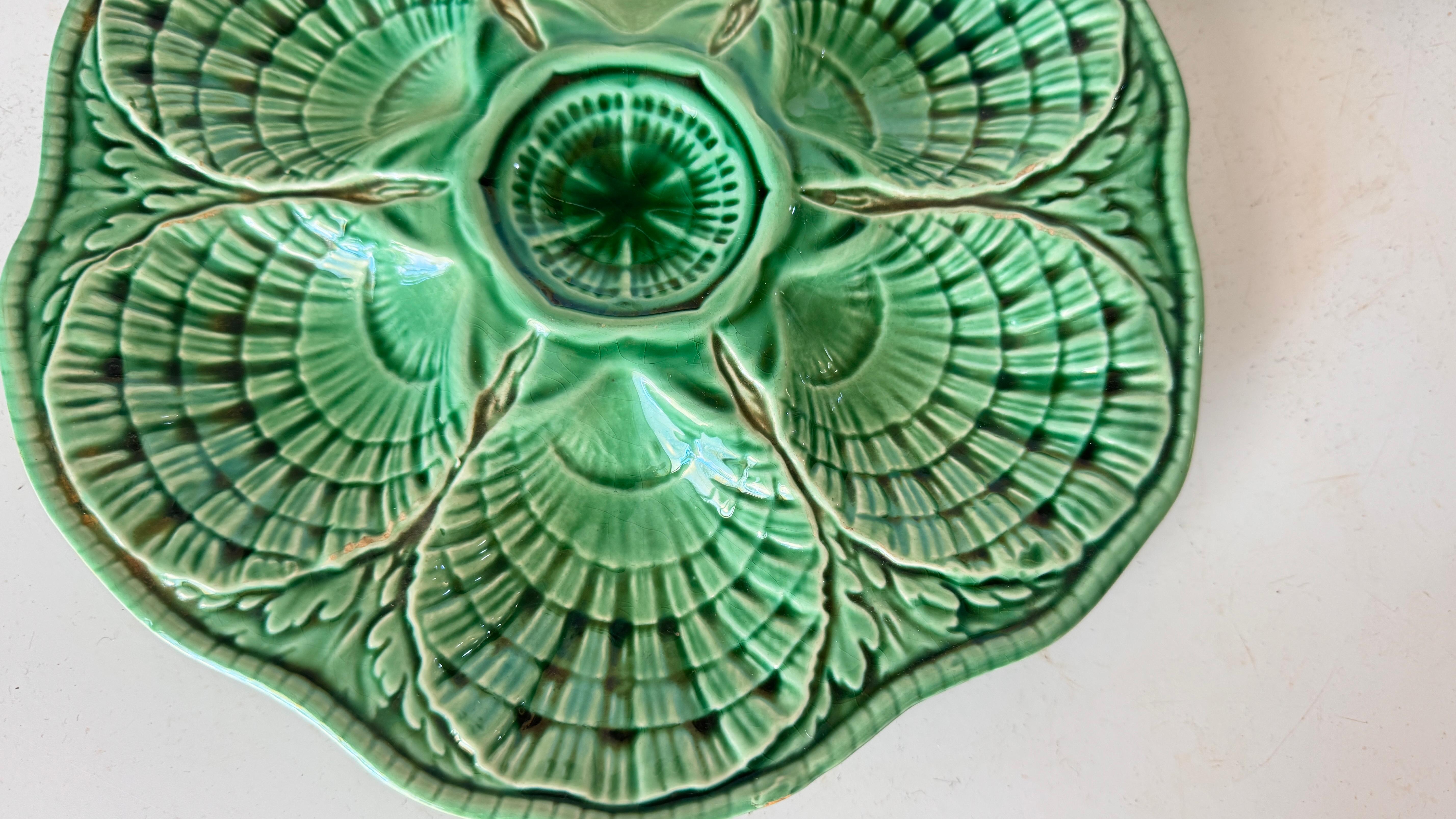 Francese Set di 4 piatti in maiolica verde francese - Manifattura di Sarreguemines - XX secolo in vendita