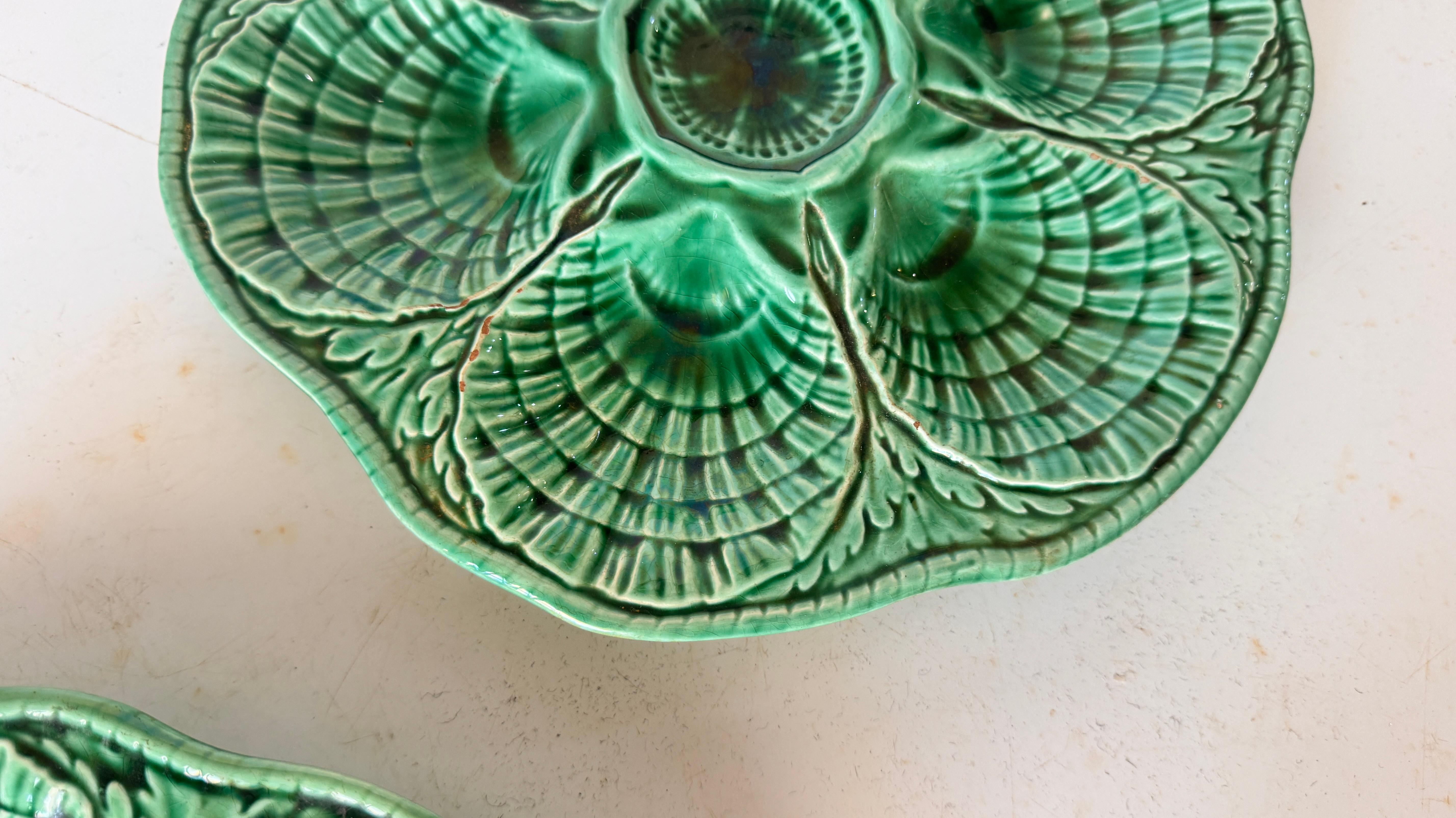 Dipinto a mano Set di 4 piatti in maiolica verde francese - Manifattura di Sarreguemines - XX secolo in vendita
