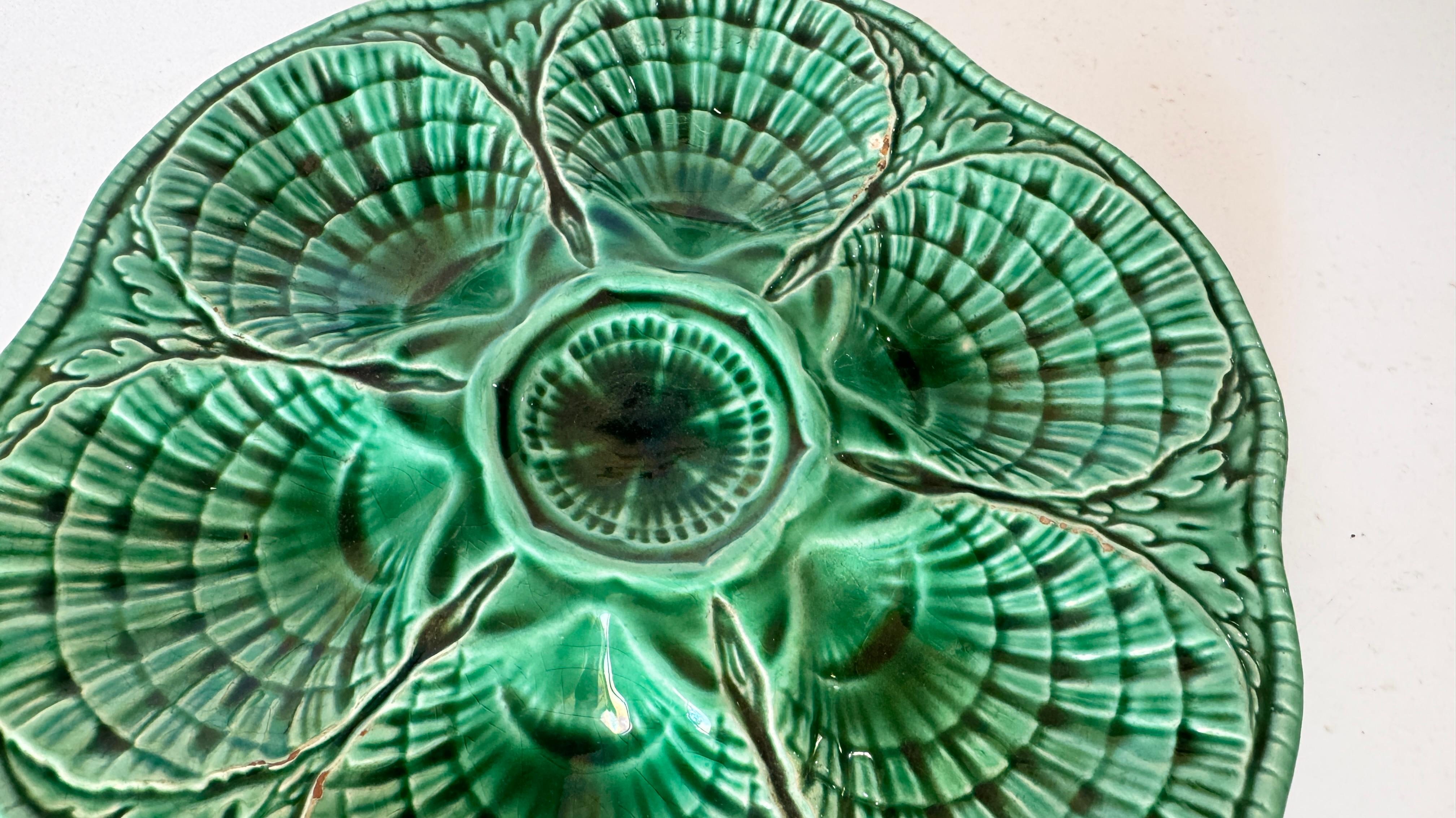 Set di 4 piatti in maiolica verde francese - Manifattura di Sarreguemines - XX secolo In condizioni buone in vendita a Auribeau sur Siagne, FR