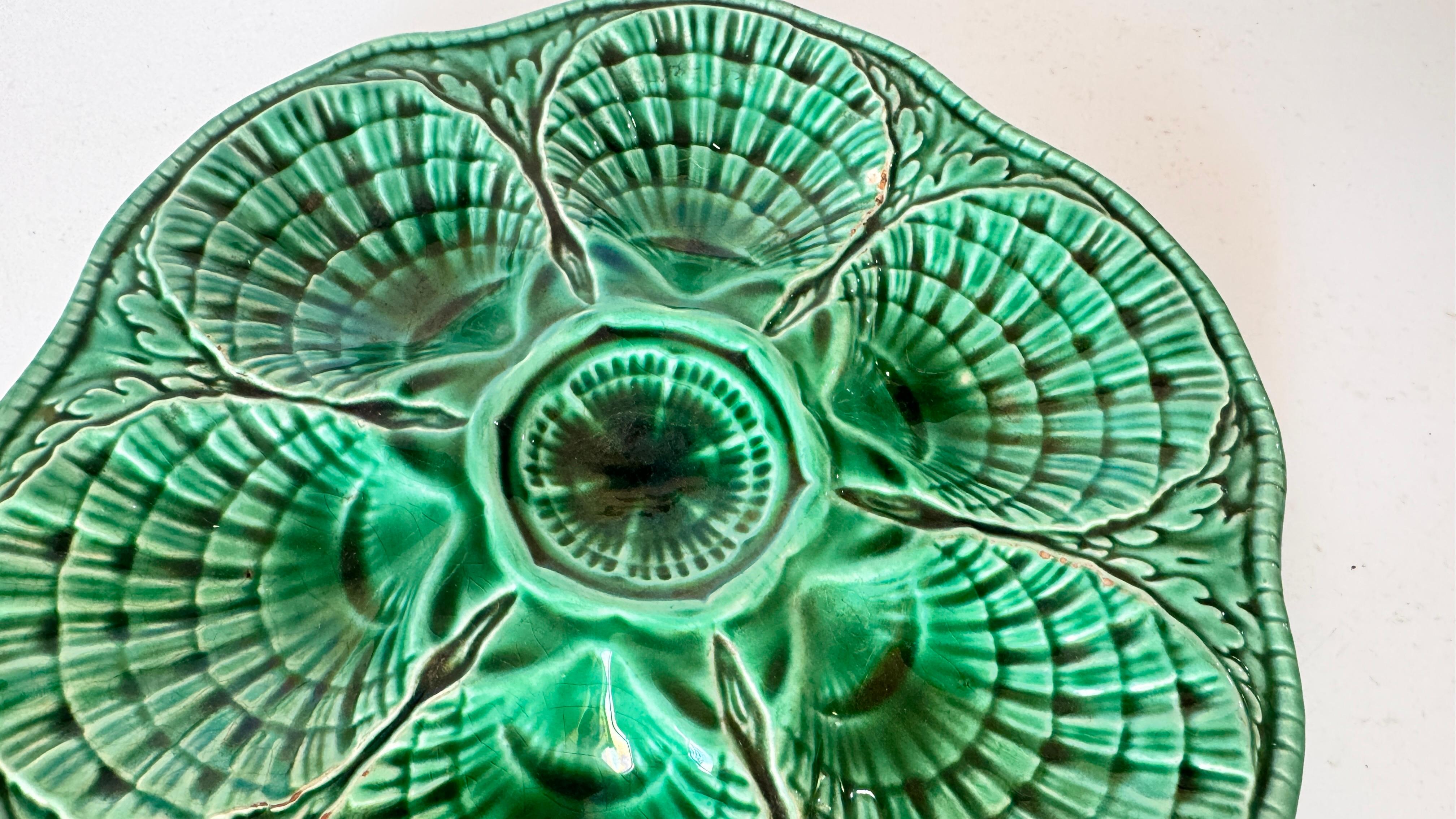 Ceramica Set di 4 piatti in maiolica verde francese - Manifattura di Sarreguemines - XX secolo in vendita