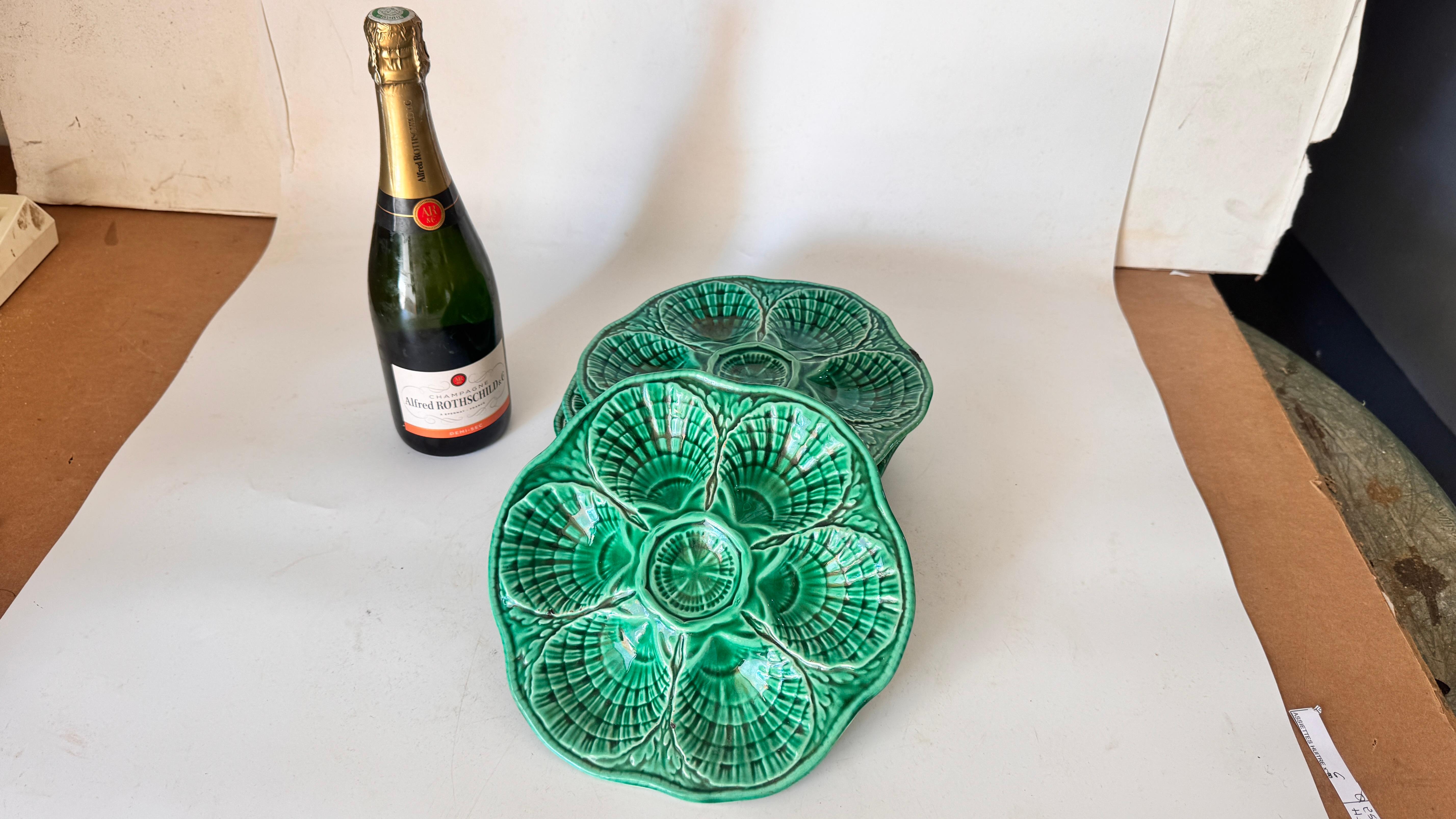 Set di 4 piatti in maiolica verde francese - Manifattura di Sarreguemines - XX secolo in vendita 2