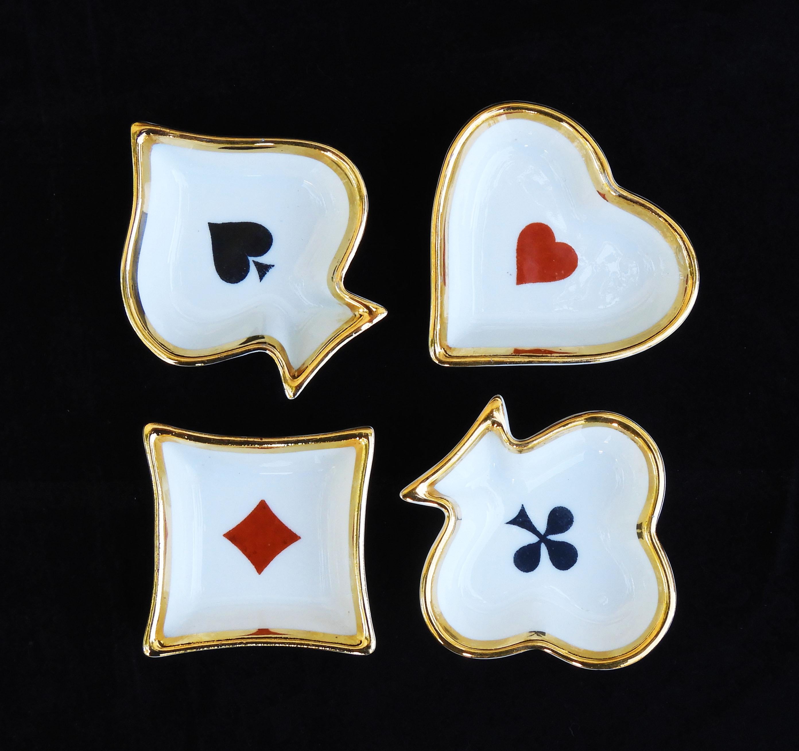 Charmanter Satz von 4 Spielkartengeschirr/Aschenbechern aus Limoges, Frankreich, um 1950.   
Vier vergoldete  Porzellangeschirr 