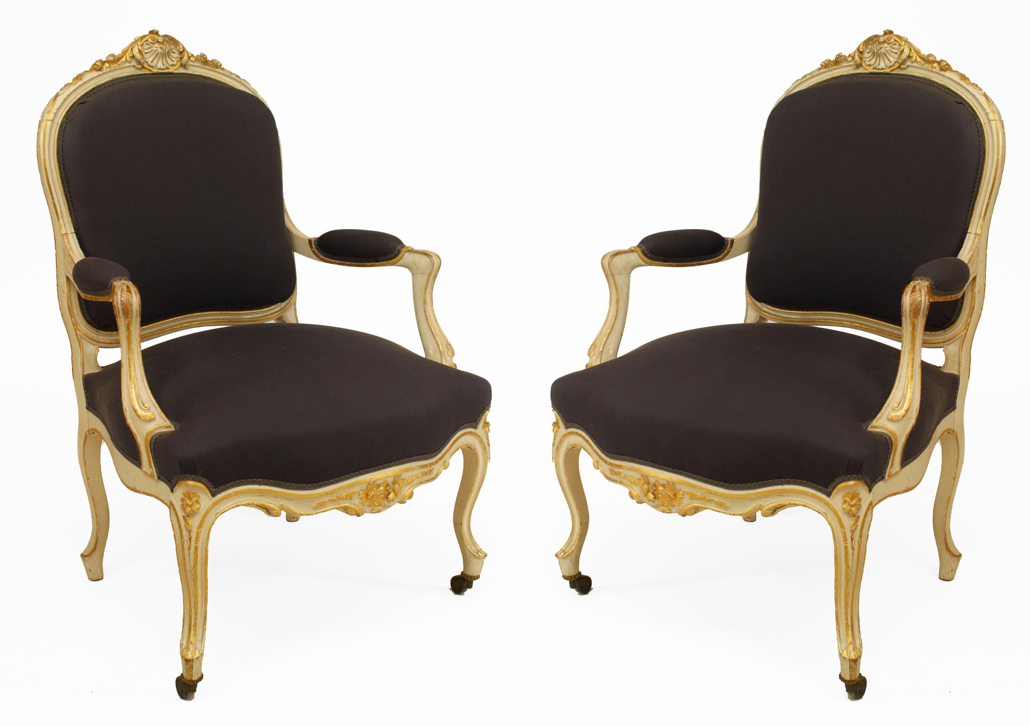 Satz von 4 offenen Sesseln im französischen Louis-XV-Stil (19. Jh.), weiß und vergoldet, mit gepolsterter Sitzfläche und Rückenlehne mit geschnitzter Rückenlehne, 2 mit dunkelvioletter Polsterung und 2 mit erdgrauer Polsterung (siehe auch: