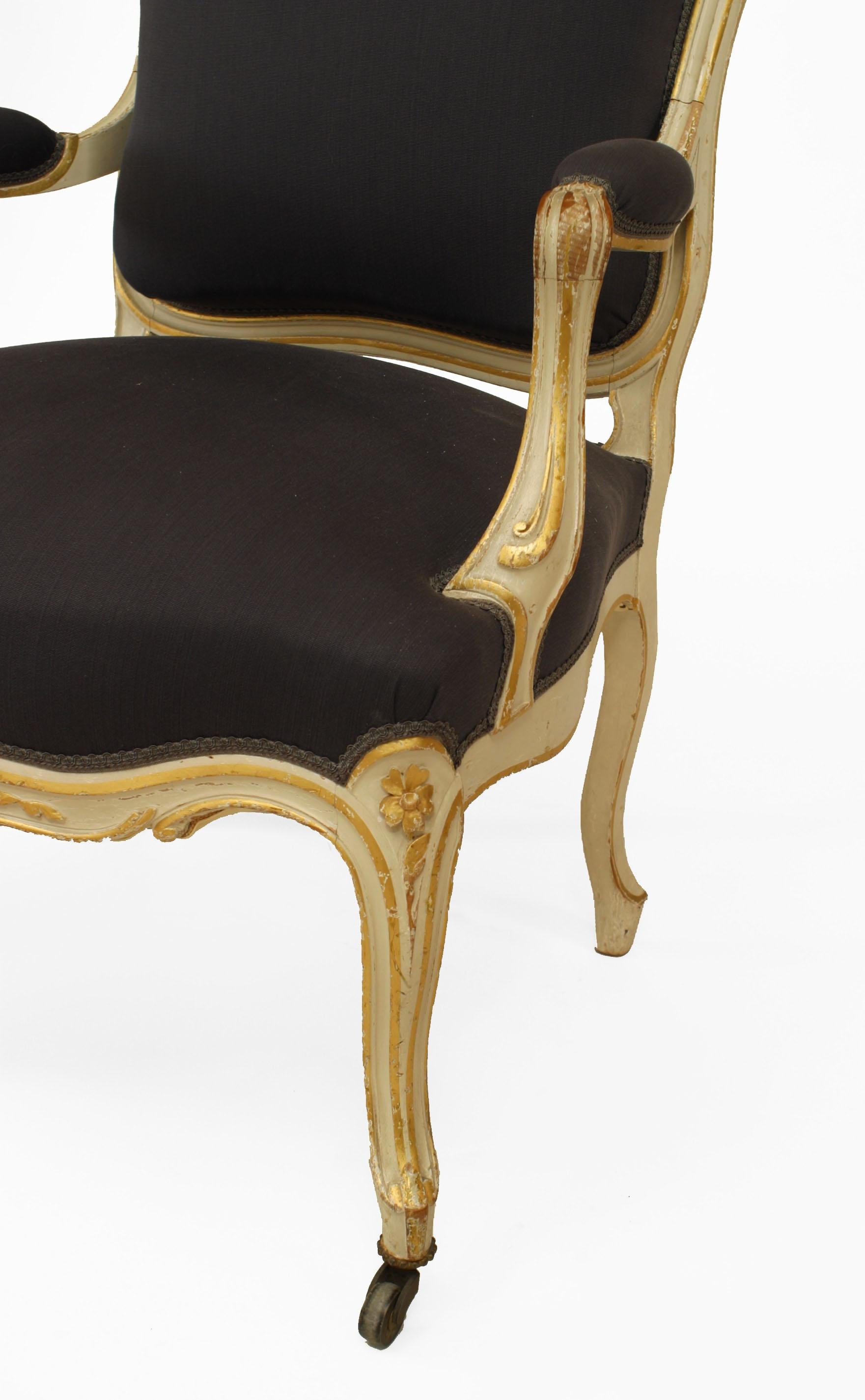 Satz von 4 französischen Louis-XV-Sesseln in Lila im Zustand „Gut“ im Angebot in New York, NY
