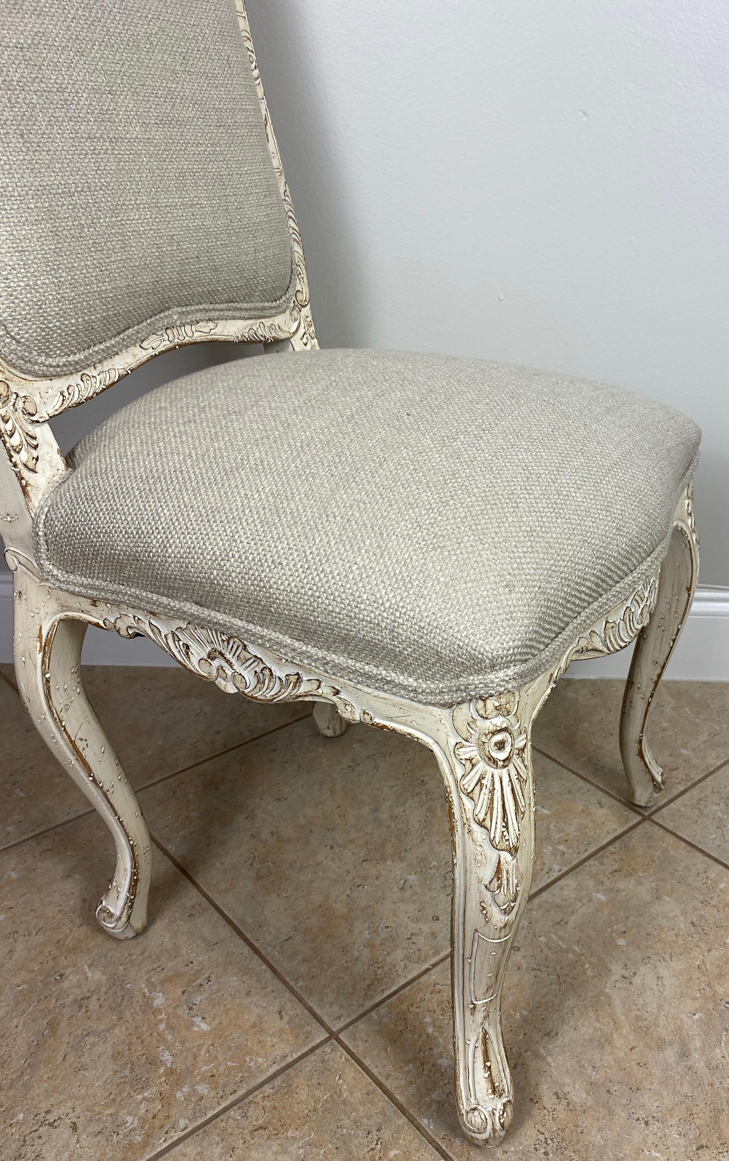 Ensemble de 4 chaises de salle à manger françaises de style Louis XV, peintes et récemment retapissées Bon état - En vente à Miami, FL
