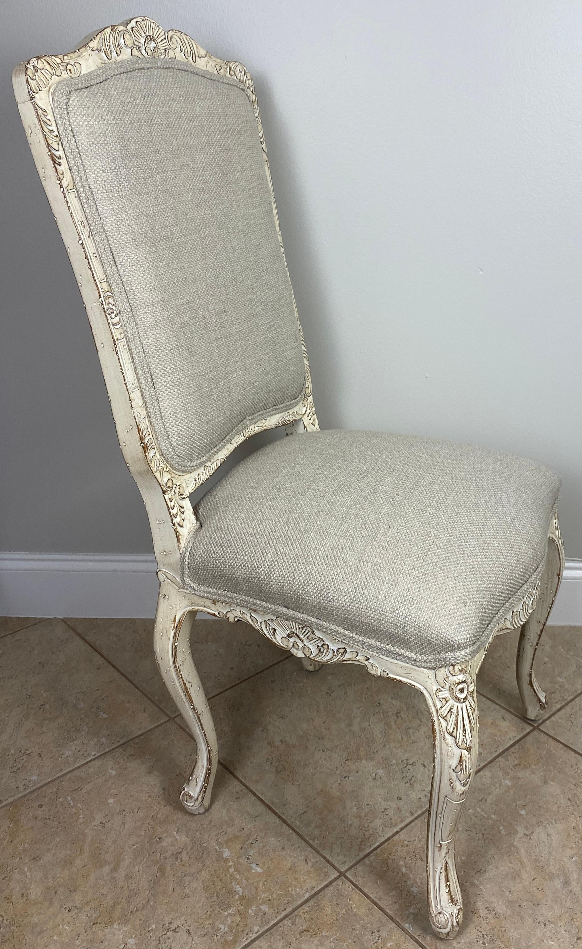Satz von 4 französischen Esszimmerstühlen im Louis-XV-Stil, lackiert und neu gepolstert im Zustand „Gut“ im Angebot in Miami, FL