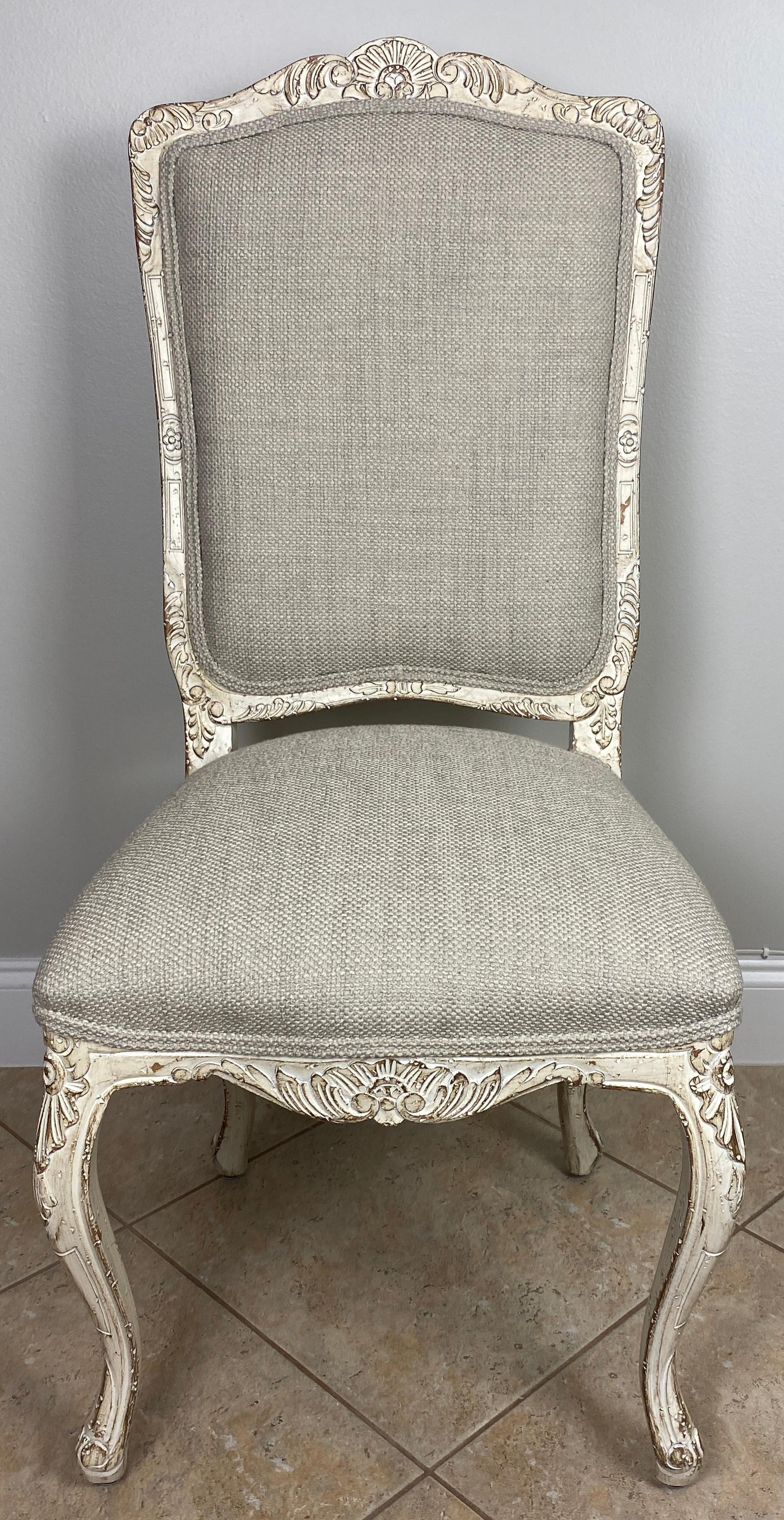 Tissu Ensemble de 4 chaises de salle à manger françaises de style Louis XV, peintes et récemment retapissées en vente
