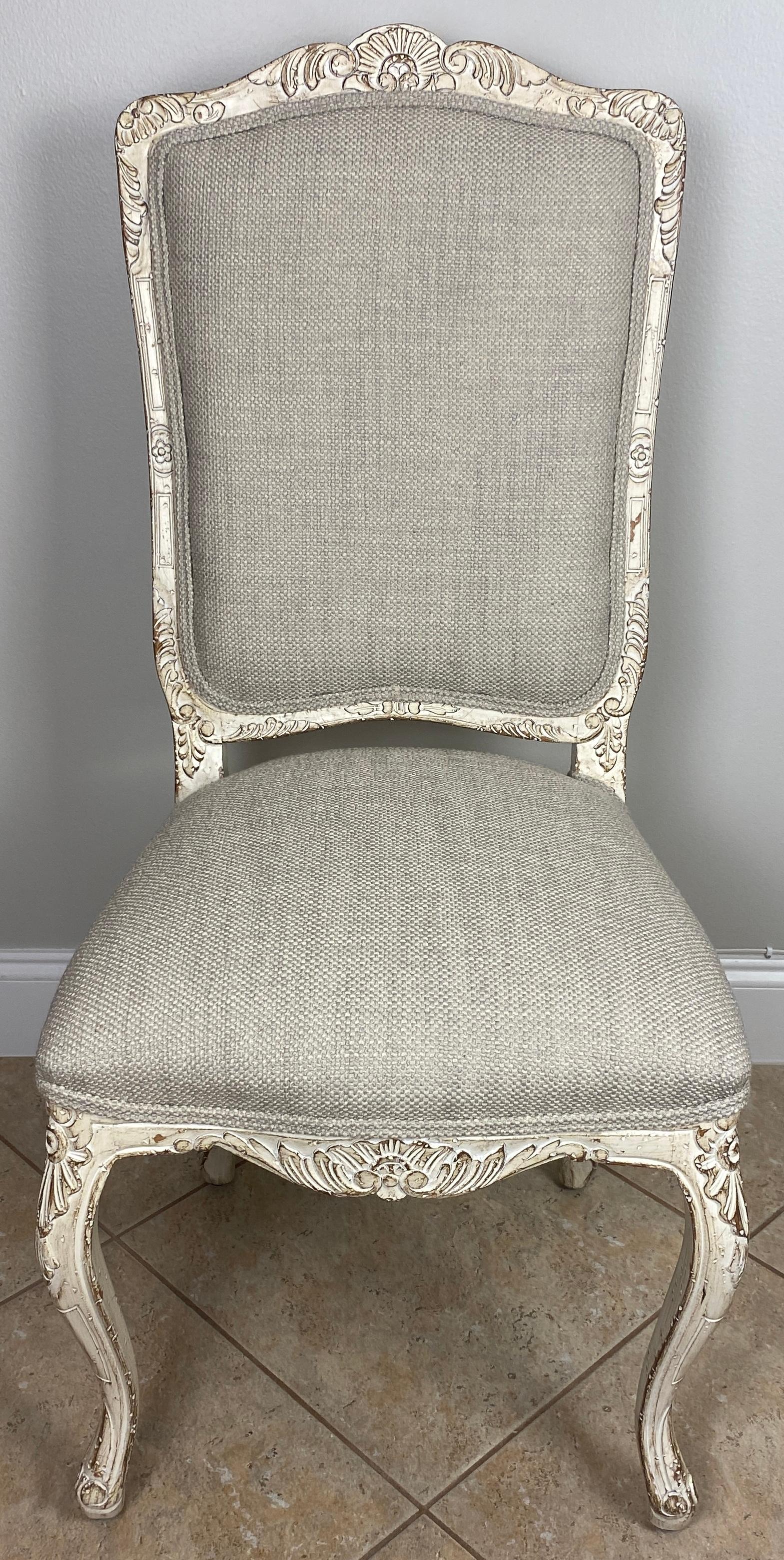 Satz von 4 französischen Esszimmerstühlen im Louis-XV-Stil, lackiert und neu gepolstert (Stoff) im Angebot