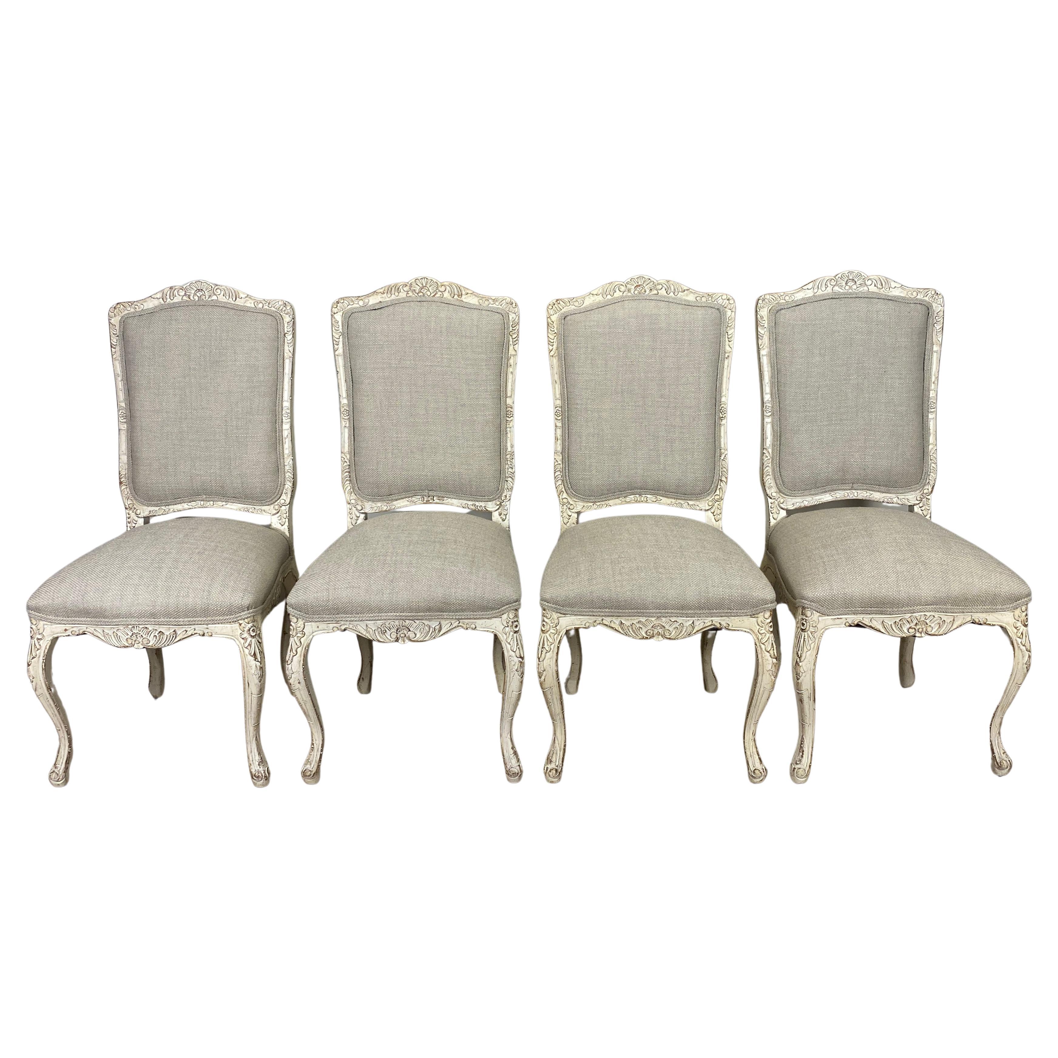 Ensemble de 4 chaises de salle à manger françaises de style Louis XV, peintes et récemment retapissées en vente