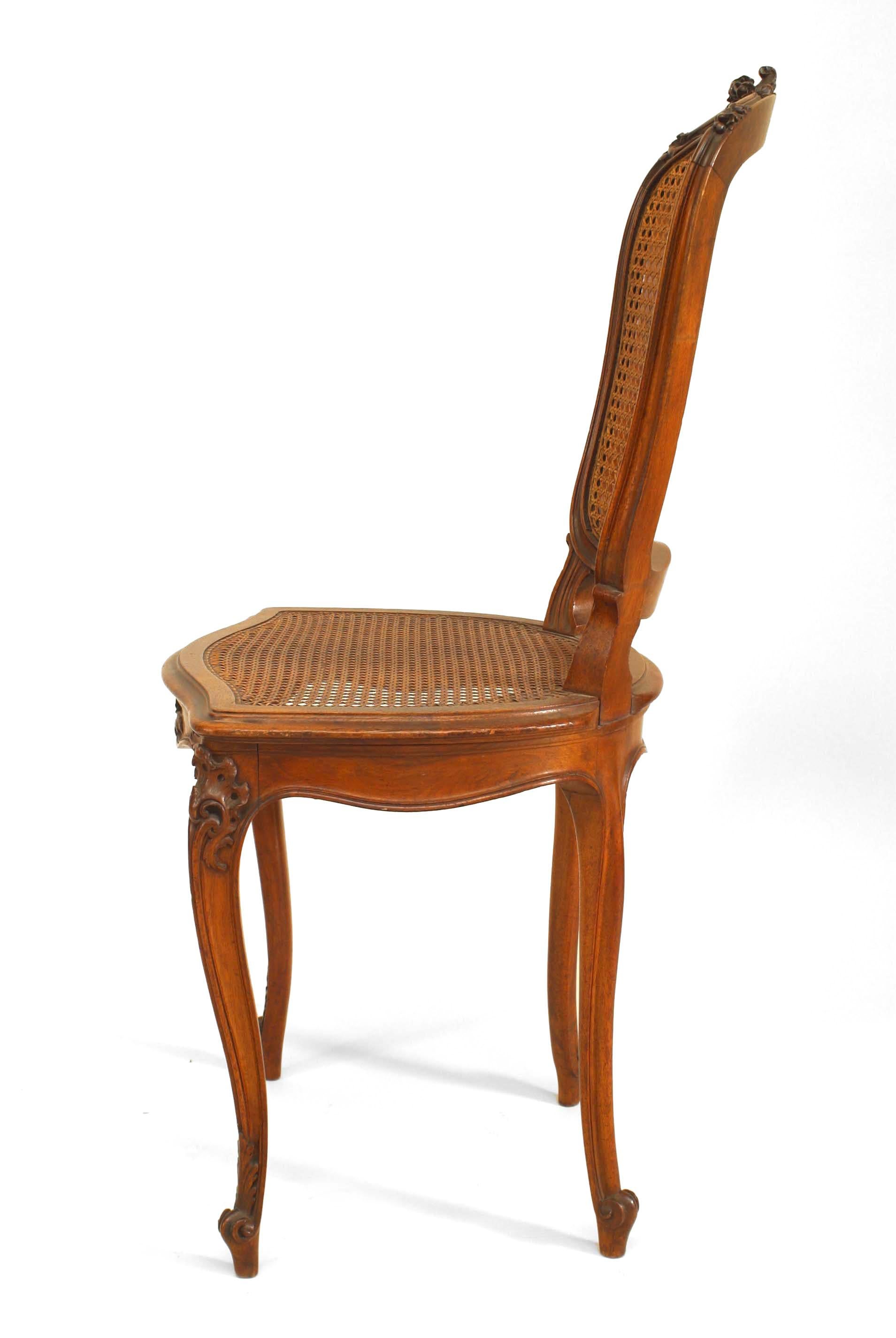 Satz von 4 französischen Beistellstühlen im Louis XV-Stil (19/20. Jahrhundert) aus Nussbaumholz mit Sitzflächen und Rückenlehnen aus Schilfrohr (PREIS IM SET).
