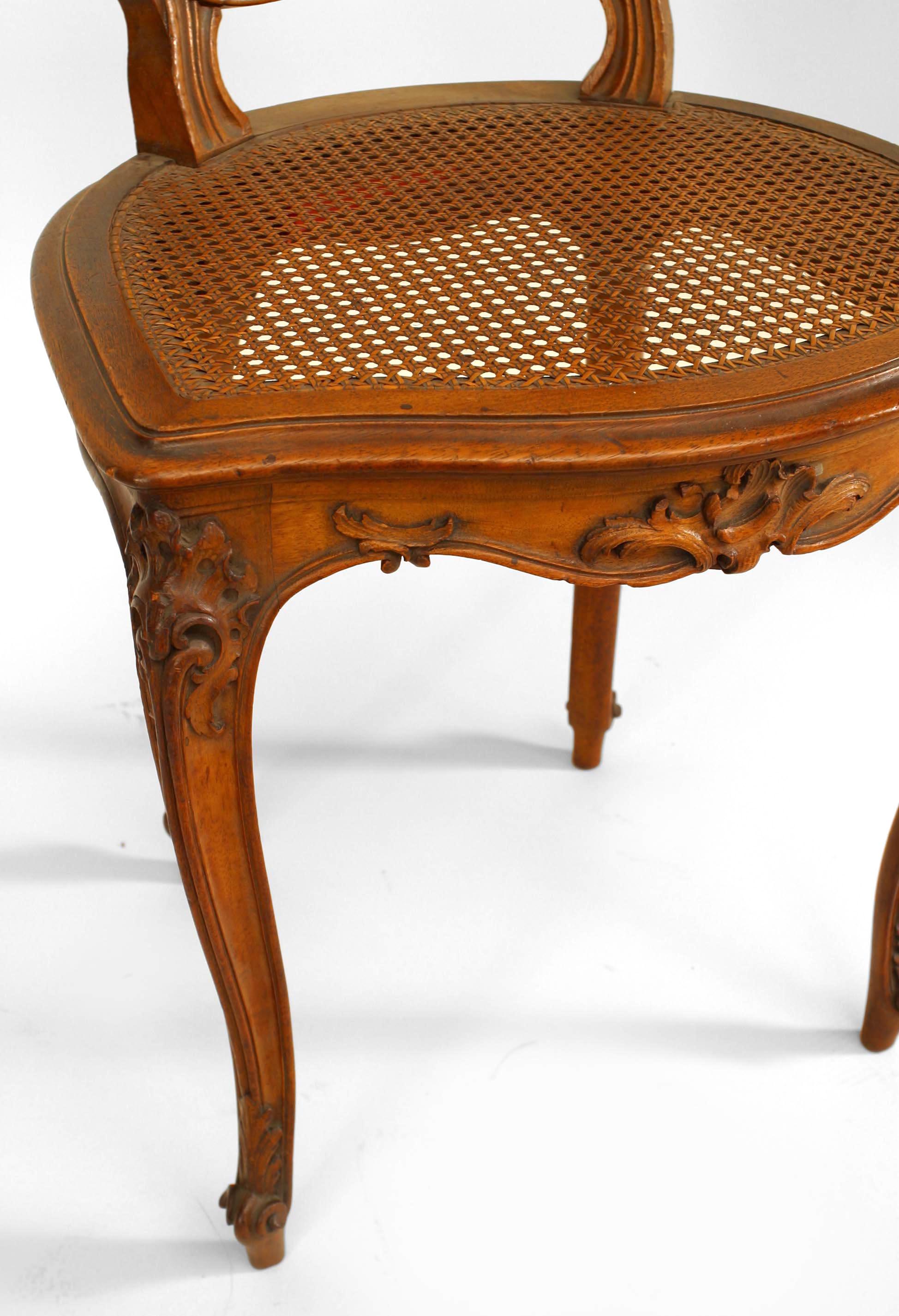 Satz von 4 französischen Beistellstühlen aus Nussbaumholz im Louis-XV-Stil im Zustand „Gut“ im Angebot in New York, NY