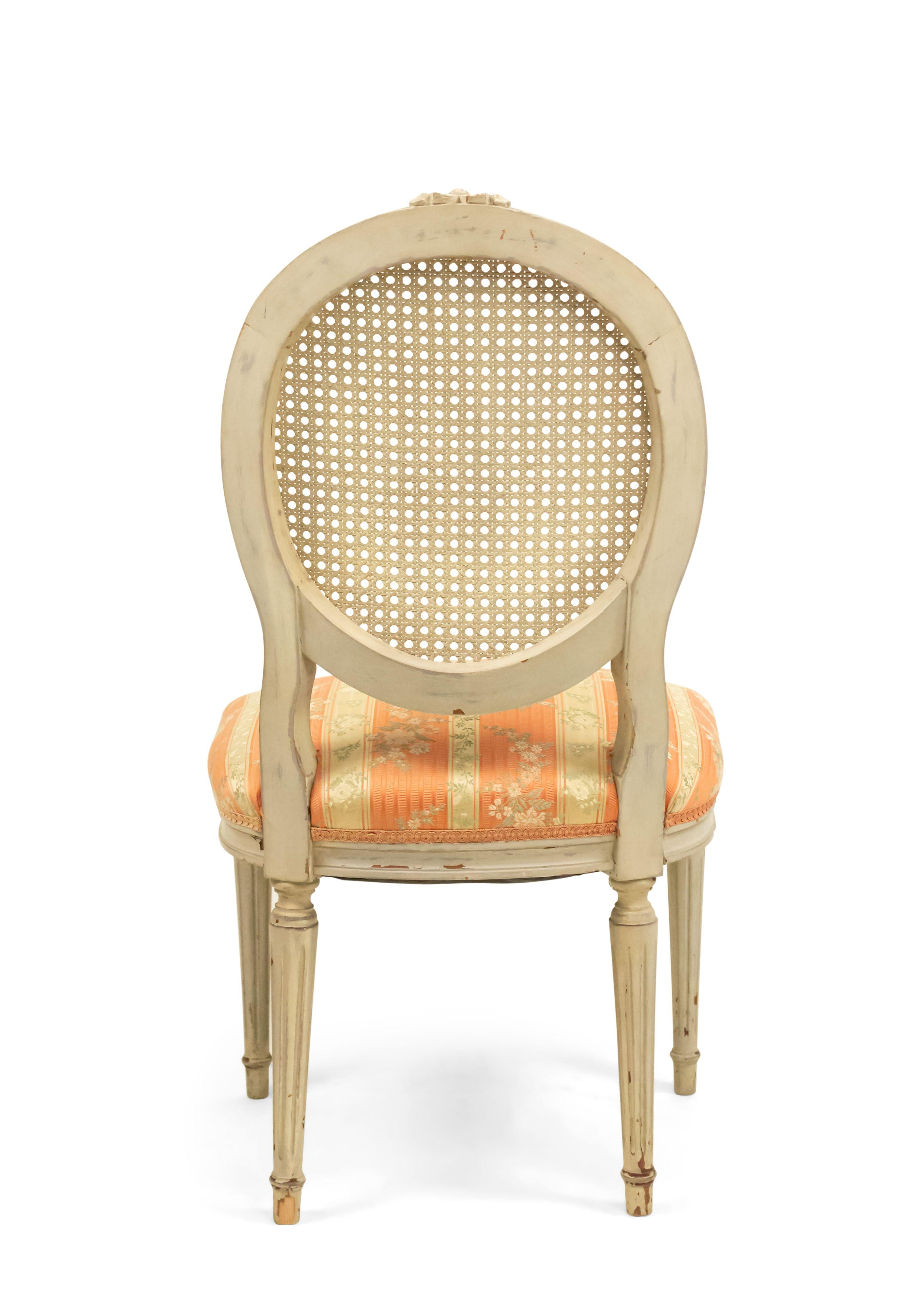 Ensemble de 4 chaises d'appoint françaises Louis XVI en damas Bon état - En vente à Queens, NY