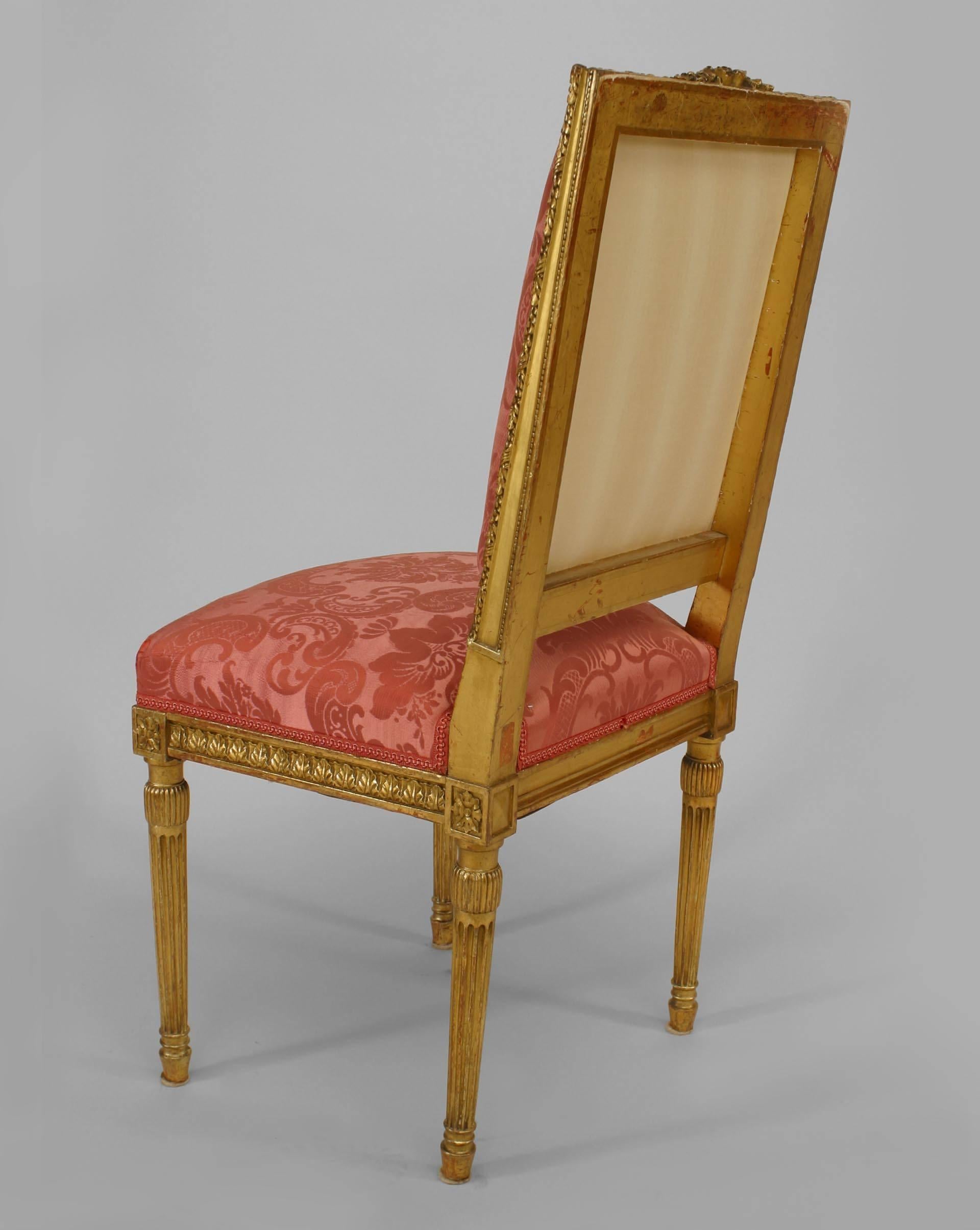 Satz von vier Beistellstühlen aus vergoldetem Holz mit quadratischer Rückenlehne im Louis-XVI-Stil des 19. Jahrhunderts (Louis XVI.) im Angebot