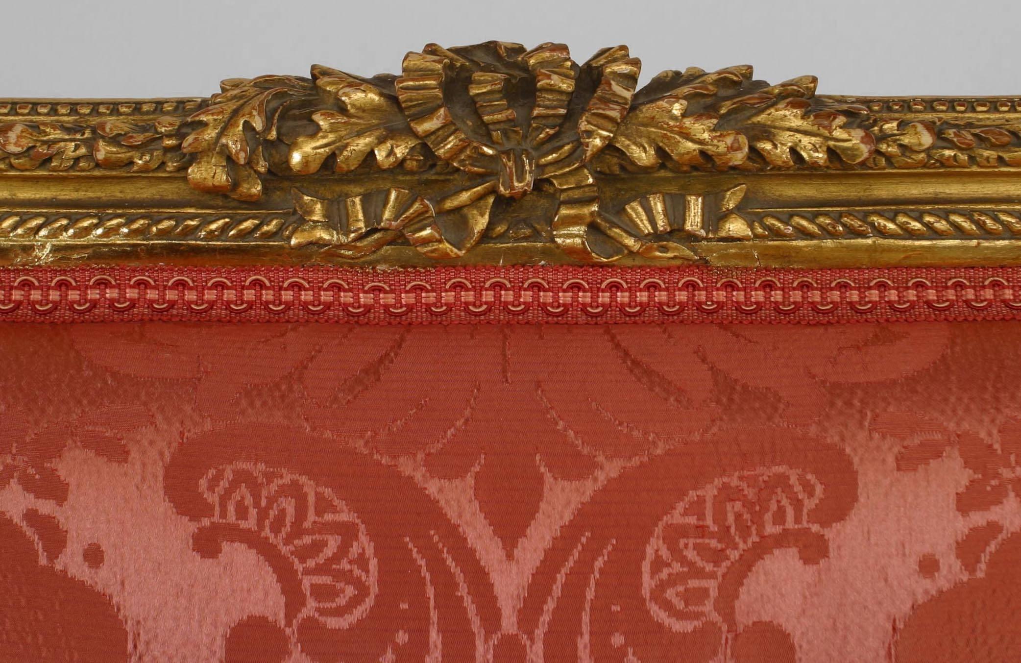 Satz von vier Beistellstühlen aus vergoldetem Holz mit quadratischer Rückenlehne im Louis-XVI-Stil des 19. Jahrhunderts im Zustand „Gut“ im Angebot in New York, NY