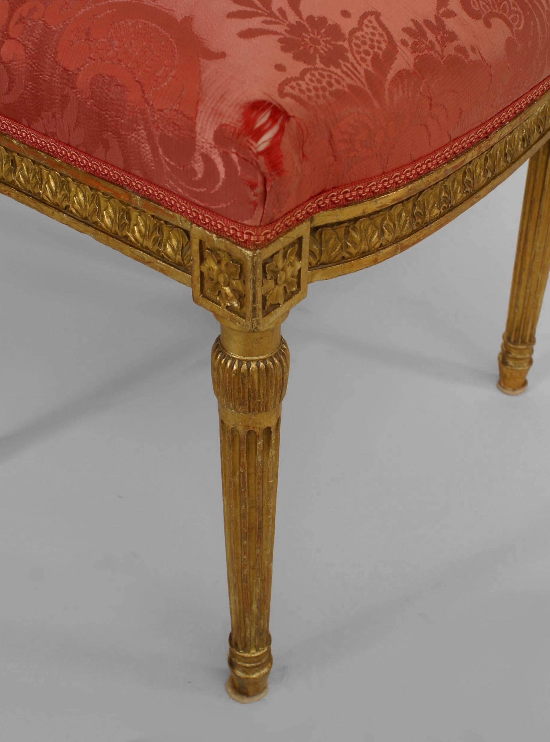 Satz von vier Beistellstühlen aus vergoldetem Holz mit quadratischer Rückenlehne im Louis-XVI-Stil des 19. Jahrhunderts (Seide) im Angebot