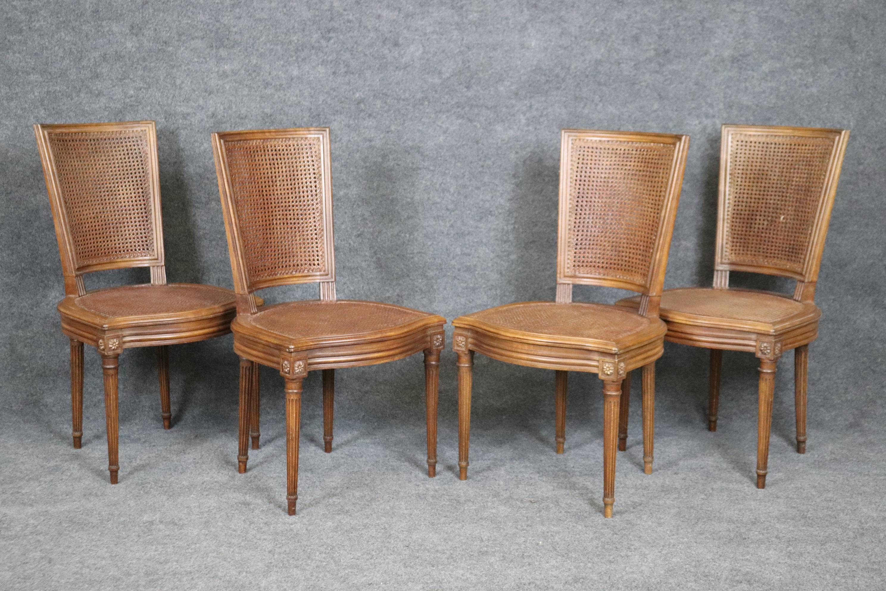 Dies ist ein wunderschönes Set von 4 Stühlen mit Schilfrohrrücken, die in Frankreich hergestellt wurden und mit 