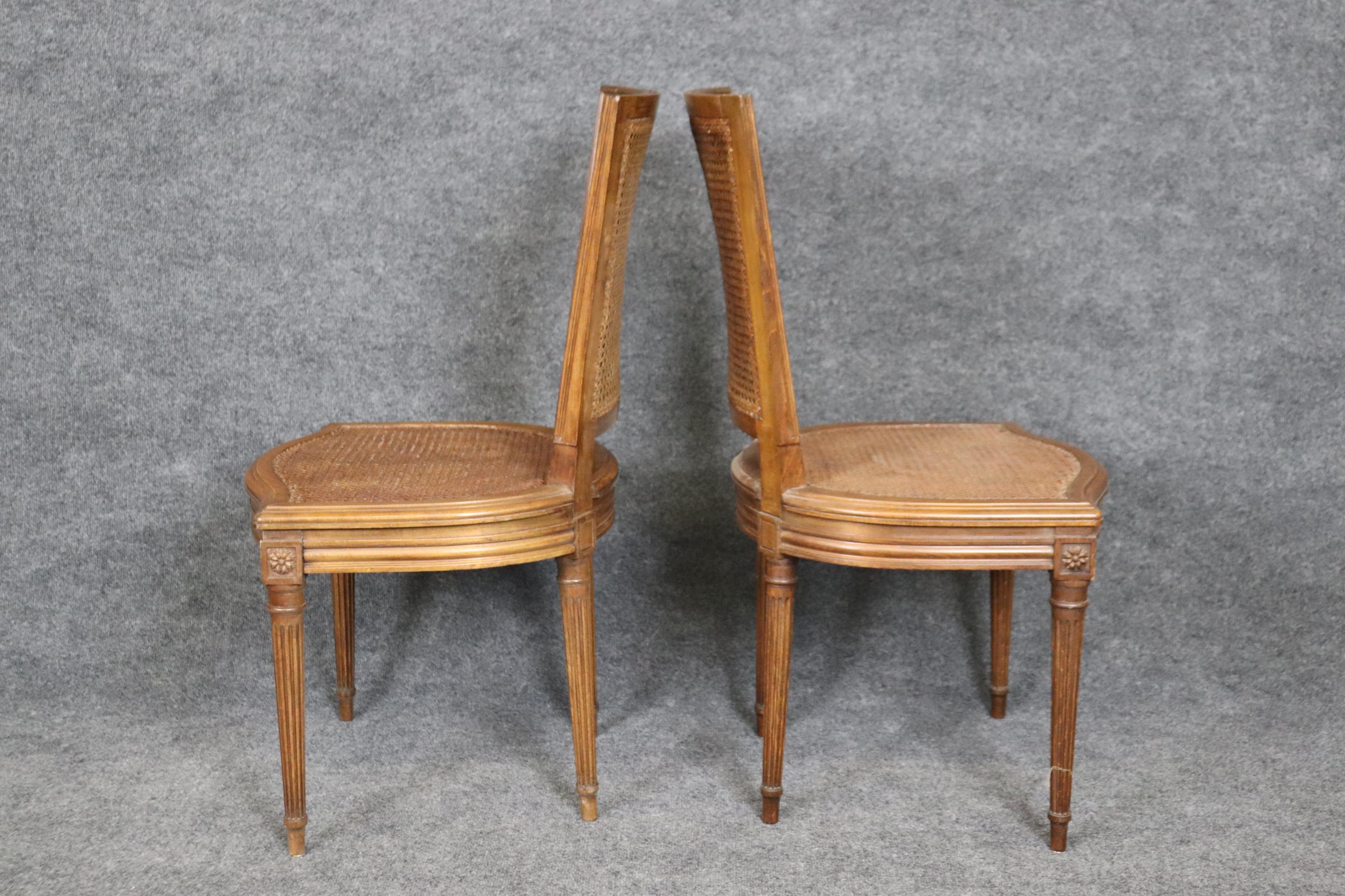 Milieu du XXe siècle Ensemble de 4 chaises de salle à manger françaises de style Louis XVI en rotin, vers 1940 en vente
