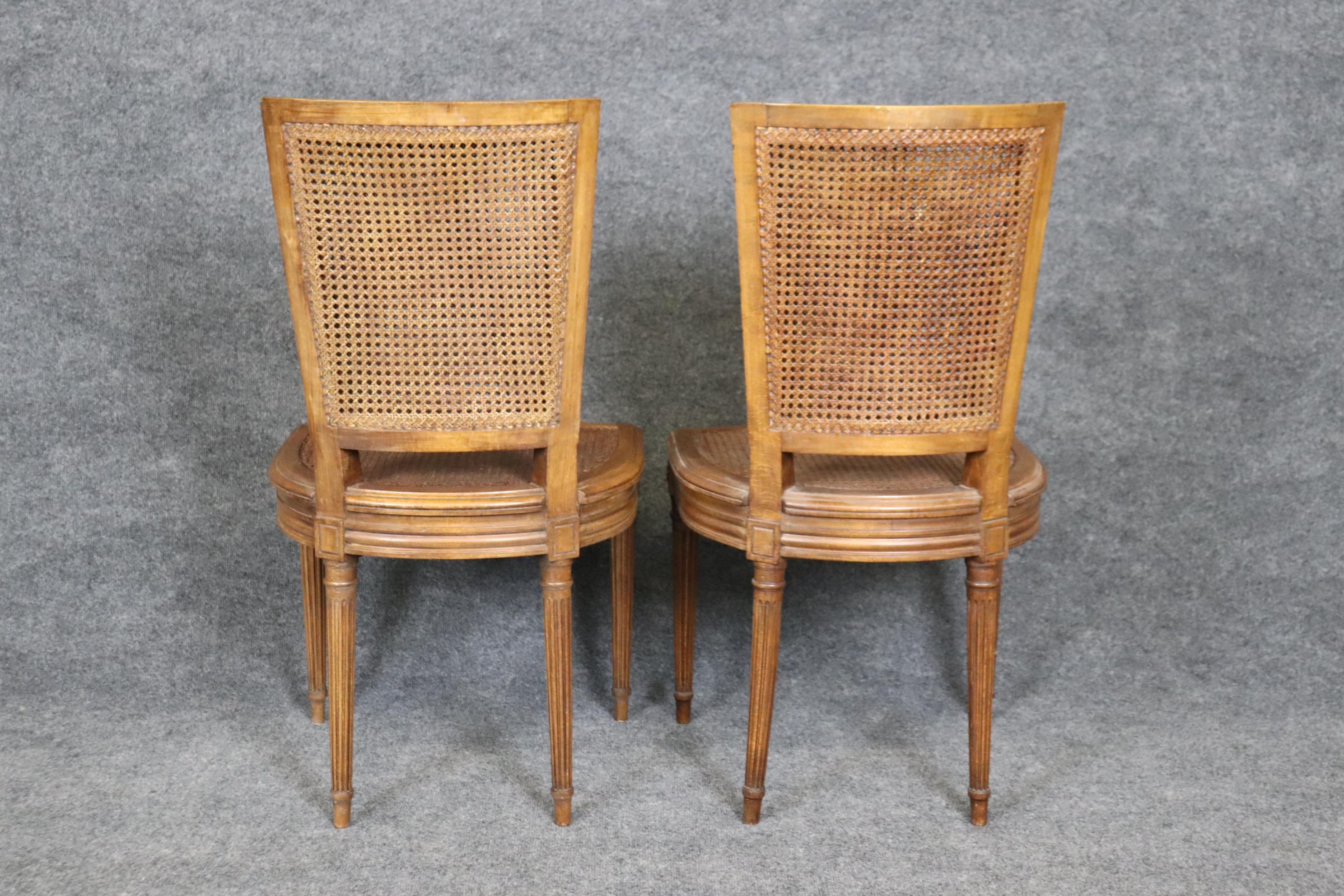 Satz von 4 französischen Esszimmerstühlen aus Schilfrohr im Louis-XVI.-Stil, um 1940 (Mitte des 20. Jahrhunderts) im Angebot