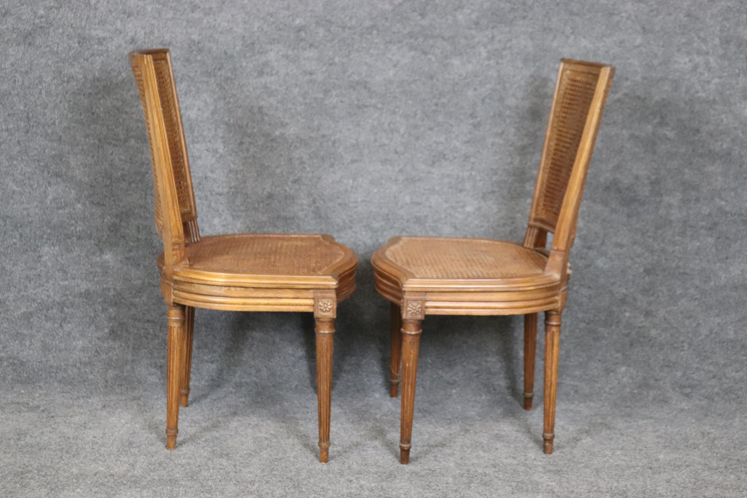 Satz von 4 französischen Esszimmerstühlen aus Schilfrohr im Louis-XVI.-Stil, um 1940 (Gehstock) im Angebot