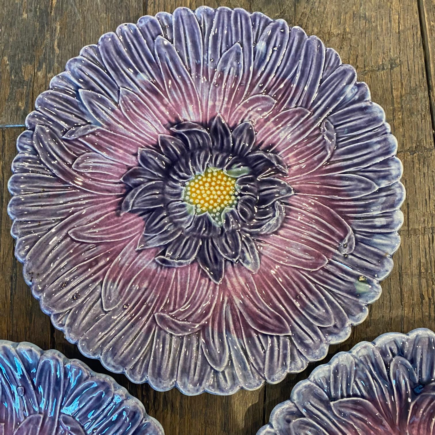 Stupendo set di quattro piatti in maiolica francese Art Nouveau con margherite viola del produttore francese Orchies. La forma è splendida e dona eleganza a qualsiasi stanza o tavolo! #7624