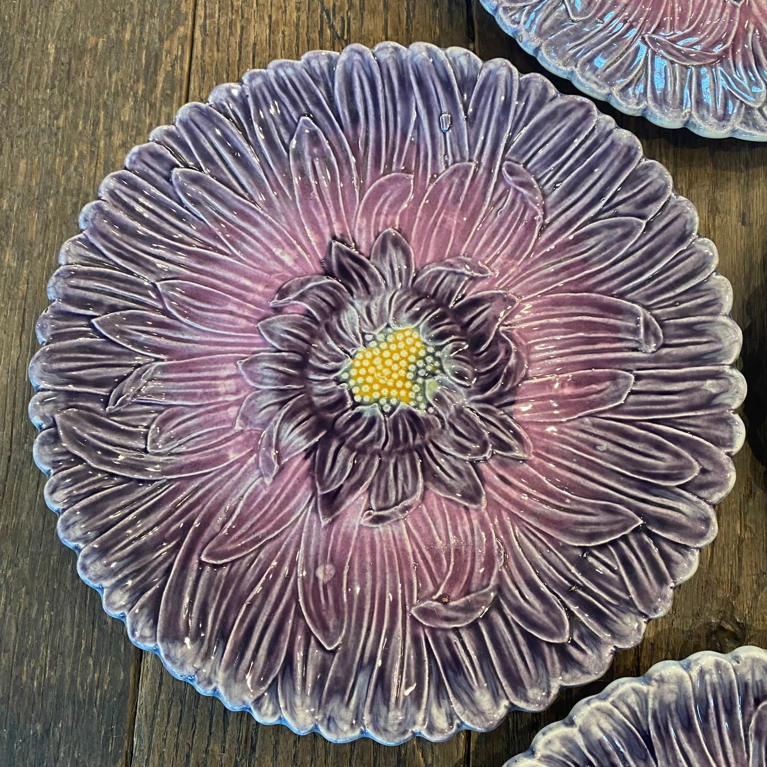 Francese Set di 4 piatti in maiolica francese Art Nouveau Purple Daisy di Orchies in vendita
