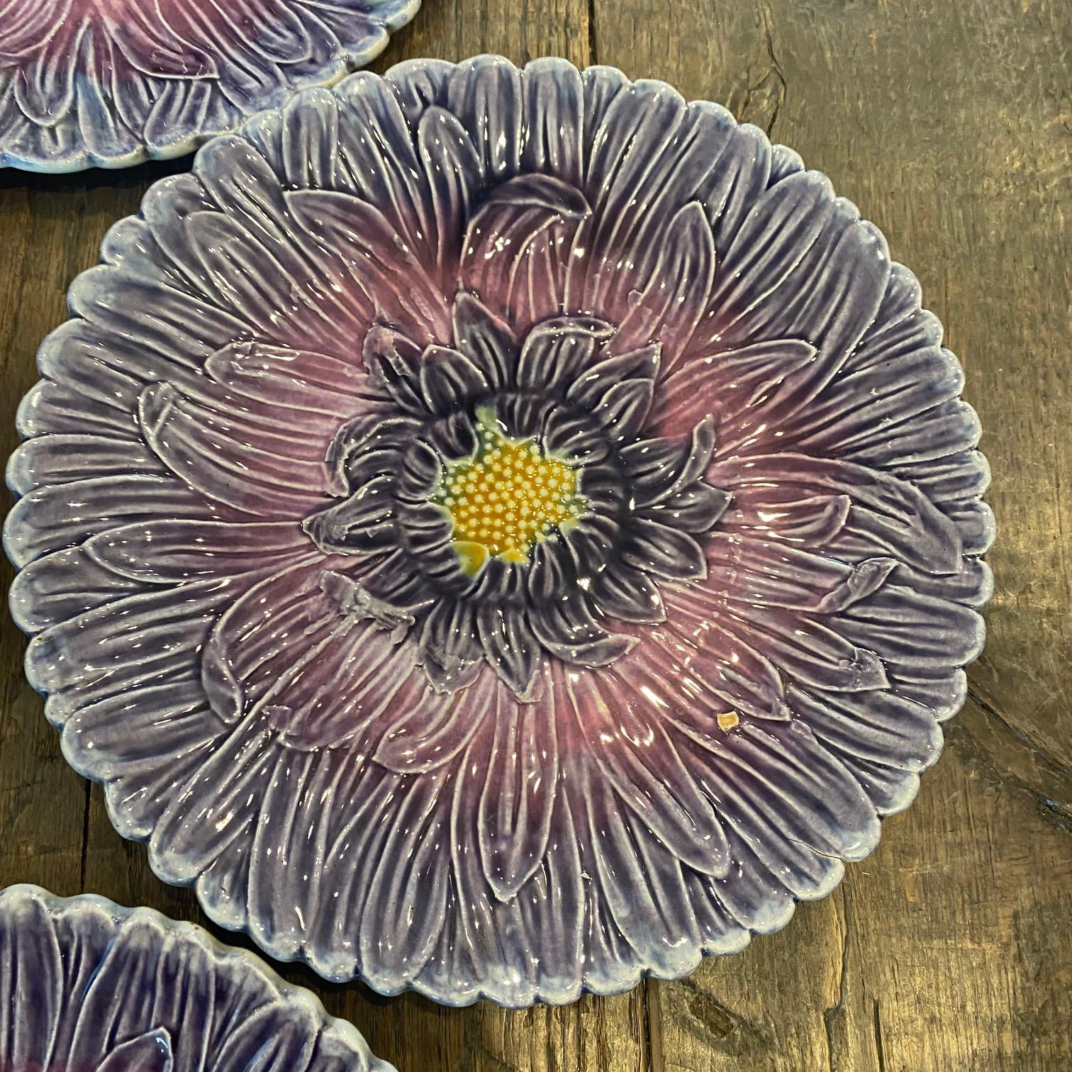 Set di 4 piatti in maiolica francese Art Nouveau Purple Daisy di Orchies In condizioni buone in vendita a Hopewell, NJ