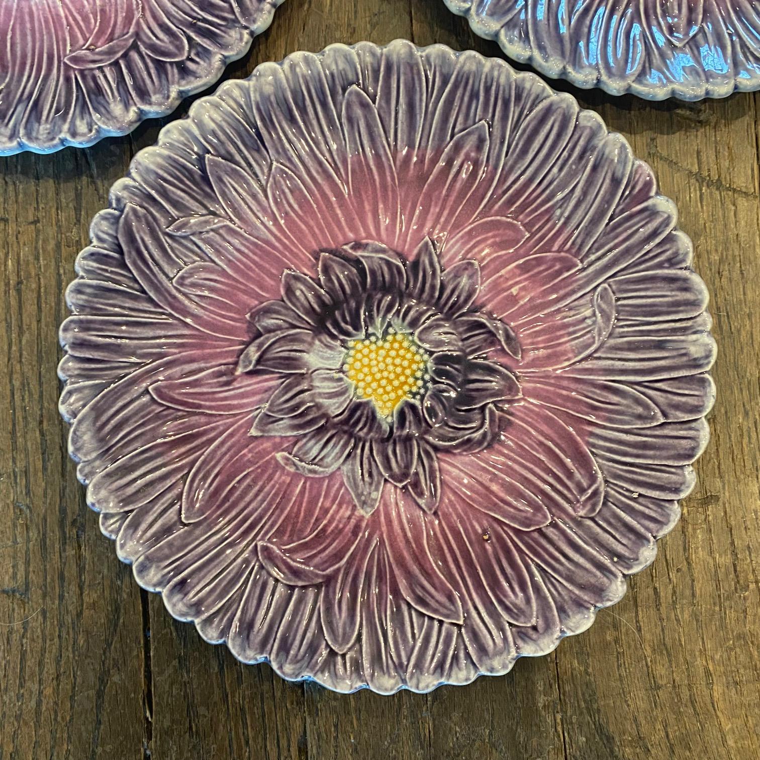 Majolica Set di 4 piatti in maiolica francese Art Nouveau Purple Daisy di Orchies in vendita
