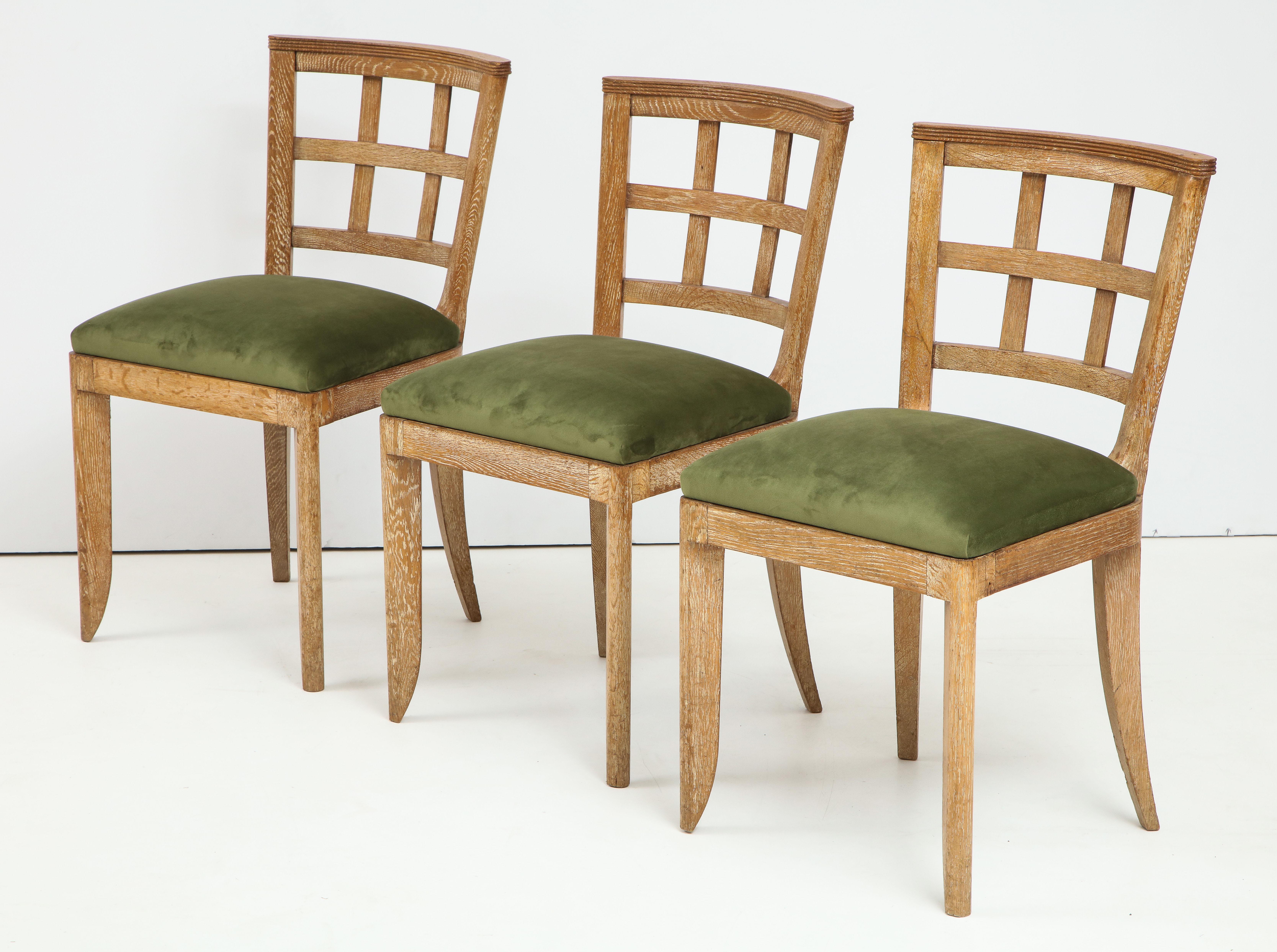 Set of 4 French Mid-Century Modern cerused oak dining chairs on tapered legs, recently reupholstered in green velvet, very comfortable

Measures: W 17.5 in, H 33 in, D 18 in, seat height 18.5.