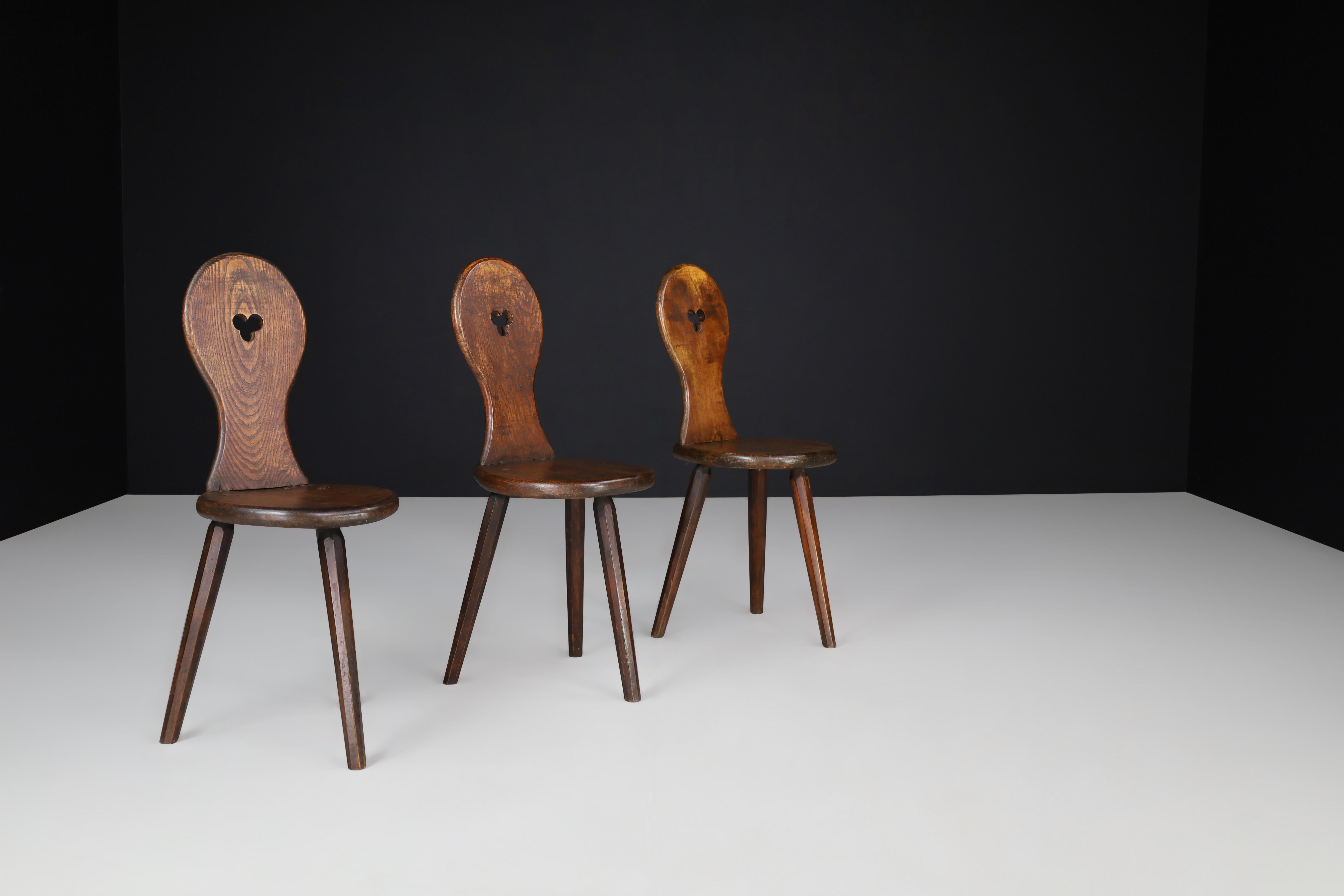 Set di 4 sedie a treppiede alpine in Oak francese, anni '50

Questo affascinante set di quattro sedie a cavalletto in rovere proviene dalla Francia e risale agli anni '50, rappresentando il fascino senza tempo del tradizionale artigianato alpino.