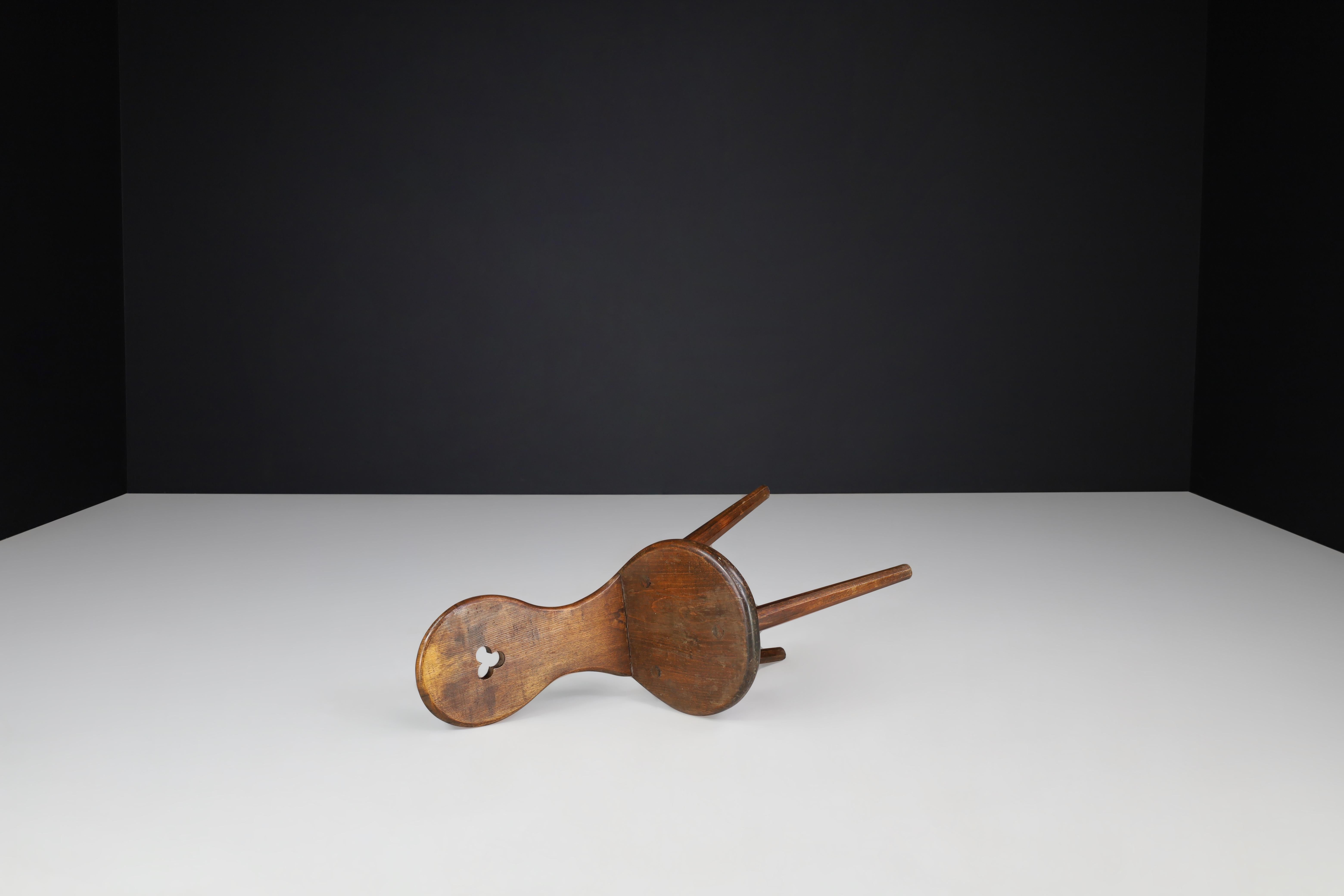 XX secolo Set di 4 sedie a treppiede alpine in Oak francese, anni '50 in vendita