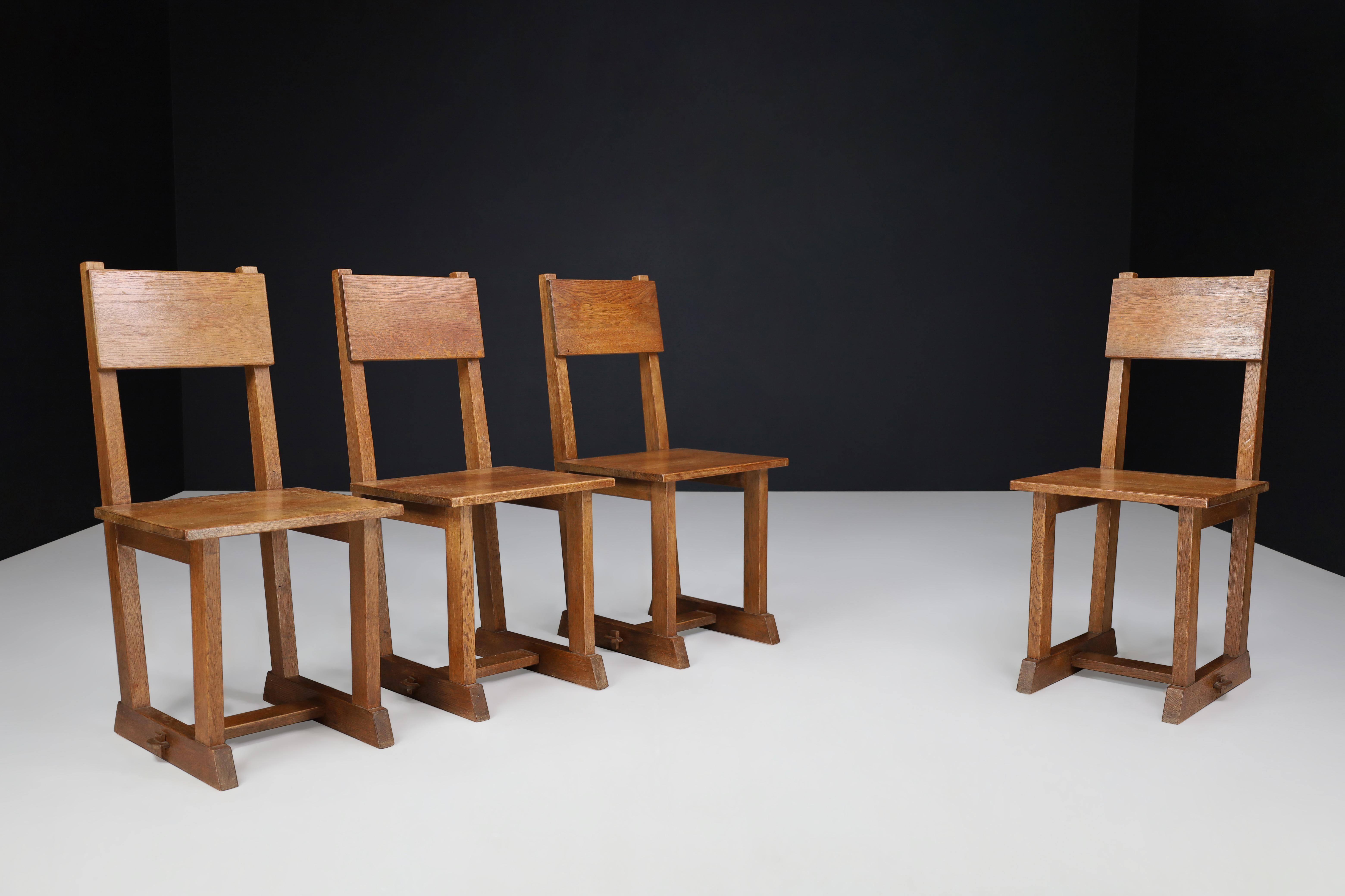 Set of 4 French Oak Dining Chairs, France, 1950s

This refined set of four dining chairs, crafted in France during the 1950s, reflects the essential qualities of mid-century design—clean lines, honest materials, and excellent craftsmanship. Made