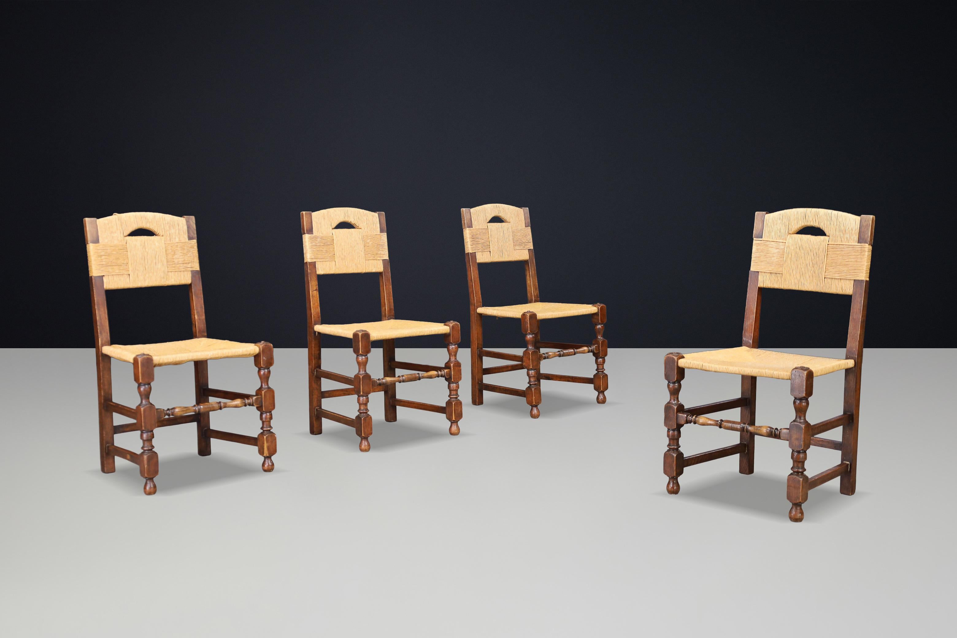 Rustikale Beistellstühle aus französischer Eiche und geflochtenem Seil, 1940er Jahre, provinzielle Handwerkskunst

Dieses Set aus vier französischen Eichenstühlen mit geflochtenen Seilsitzen, das in den 1940er Jahren hergestellt wurde, spiegelt die