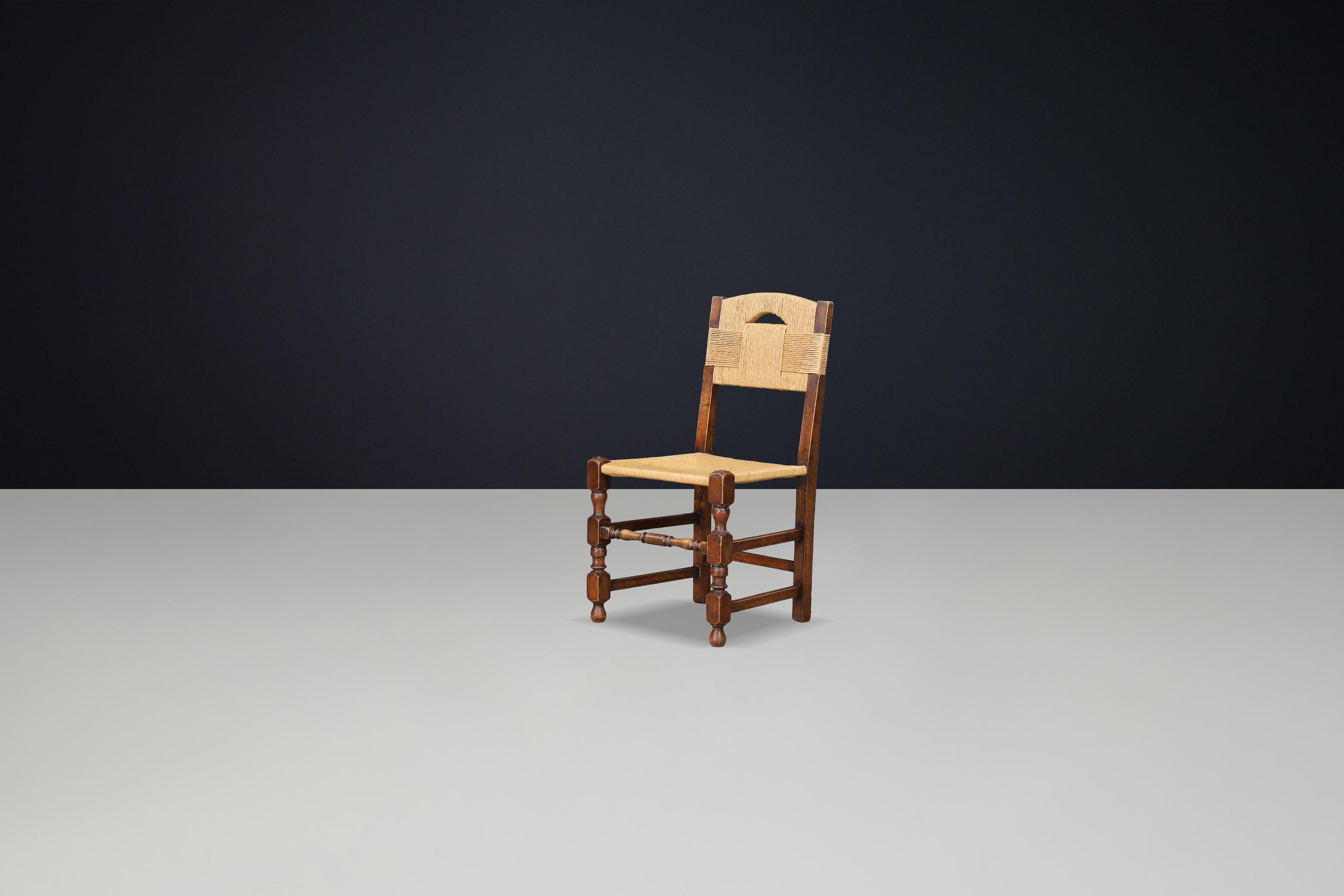 Satz von 4 französischen Eichen-Esszimmerstühlen mit Seilsitzen, 1940er Jahre im Angebot 1
