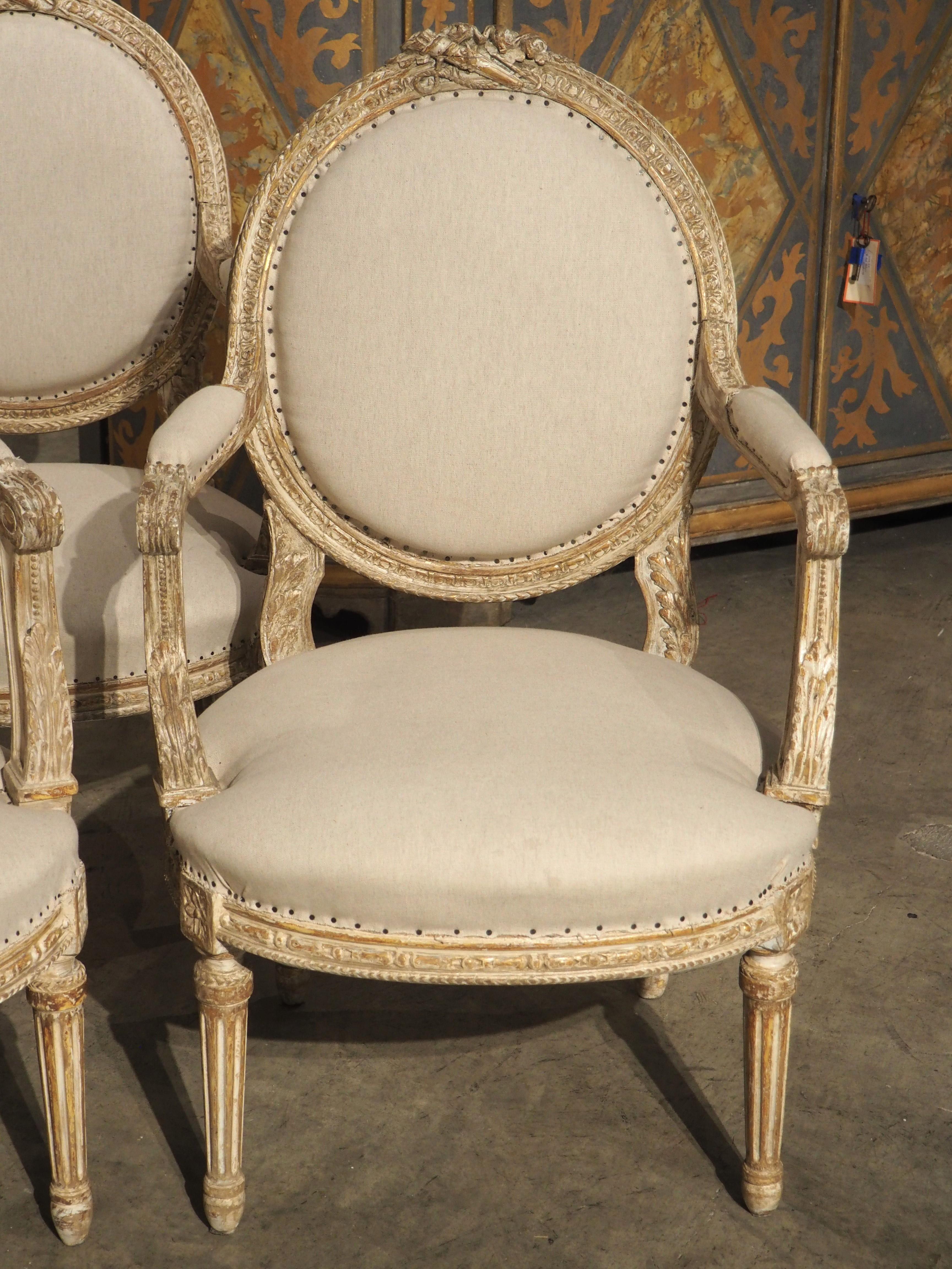 Satz von 4 französischen Cabriolet-Sesseln im Louis-XVI.-Stil, teilweise lackiert, um 1885 im Angebot 3