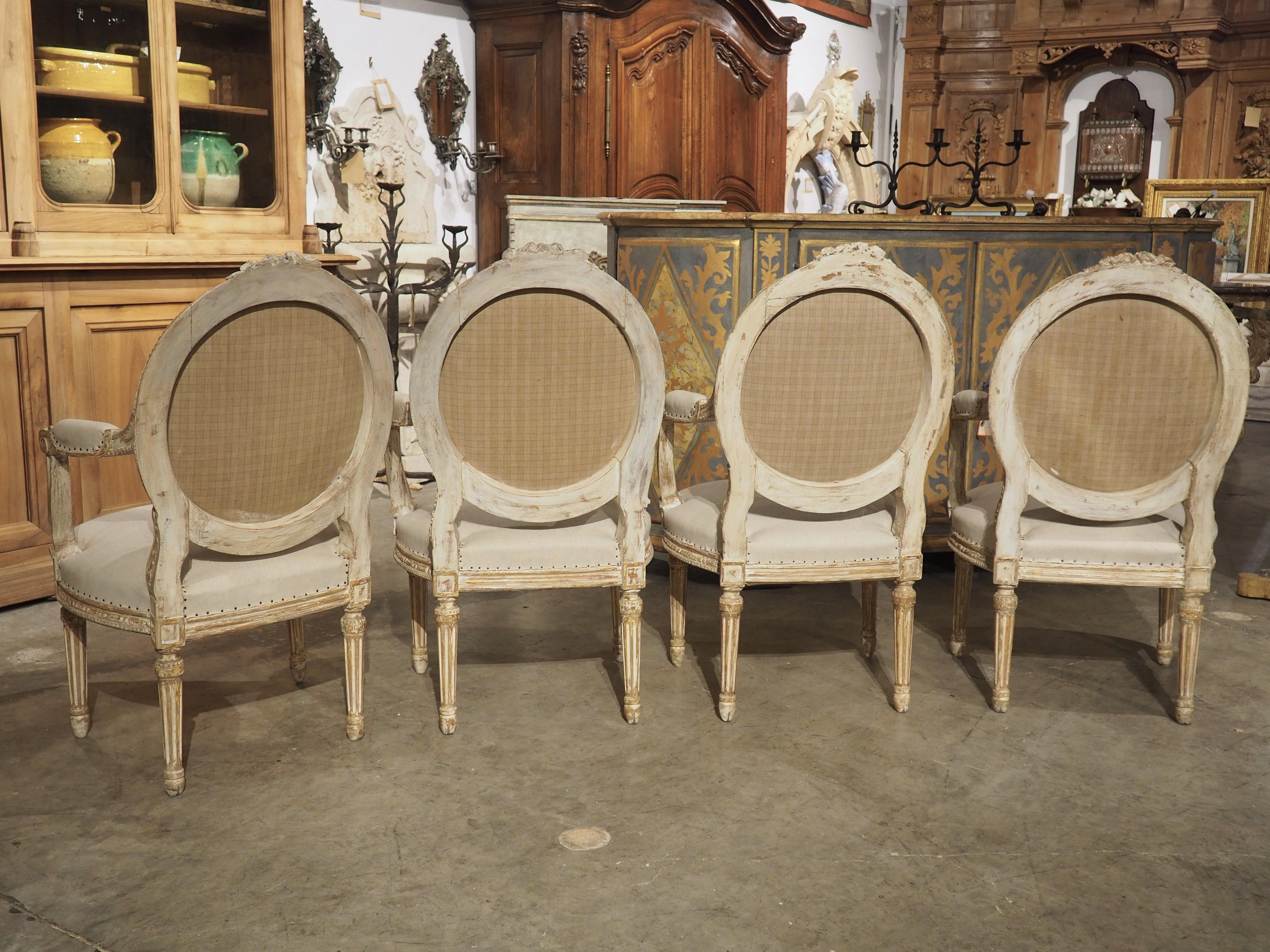 Ensemble de 4 fauteuils cabriolets de style Louis XVI peints à la feuille, vers 1885 7