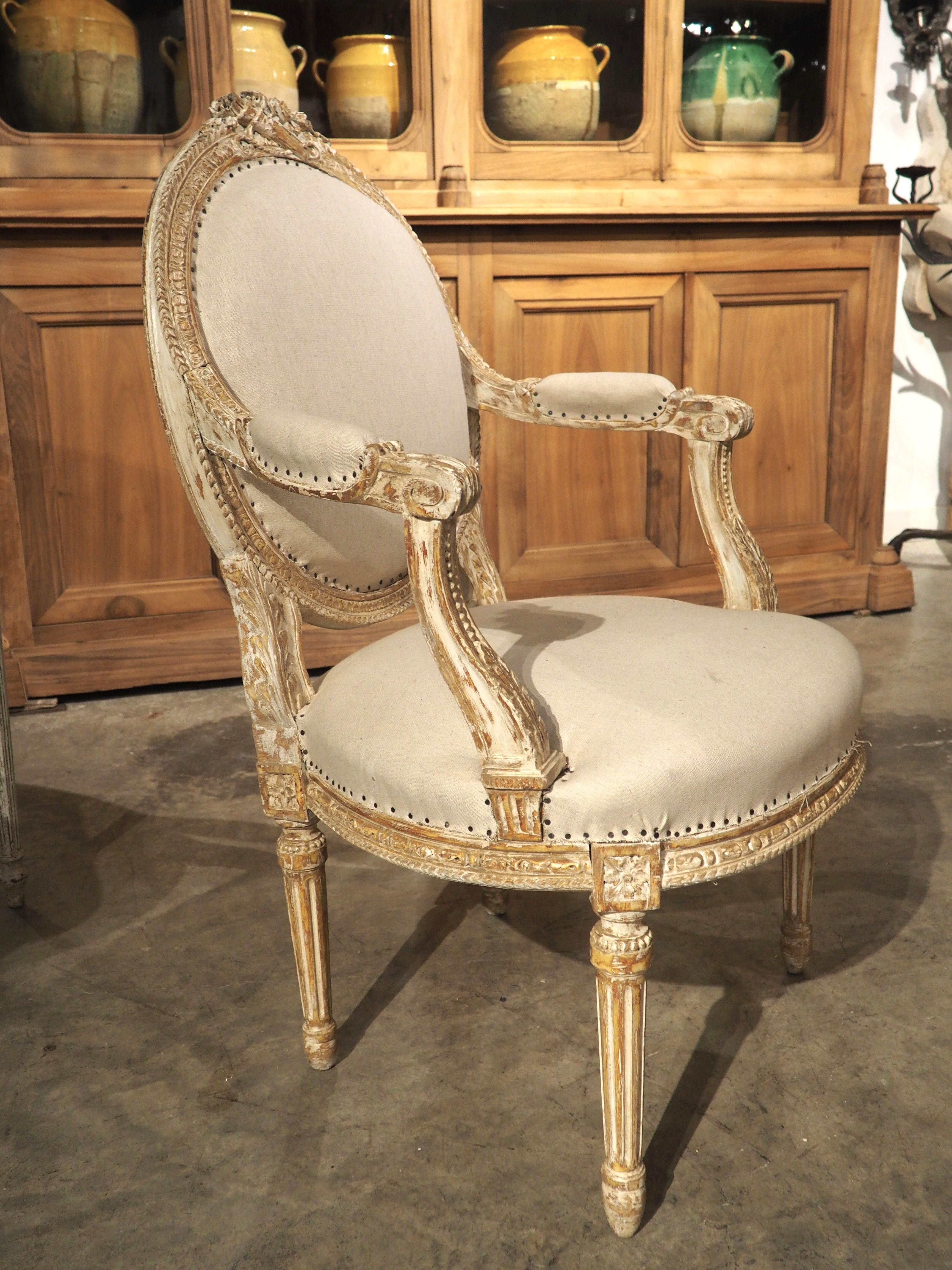Ensemble de 4 fauteuils cabriolets de style Louis XVI peints à la feuille, vers 1885 10