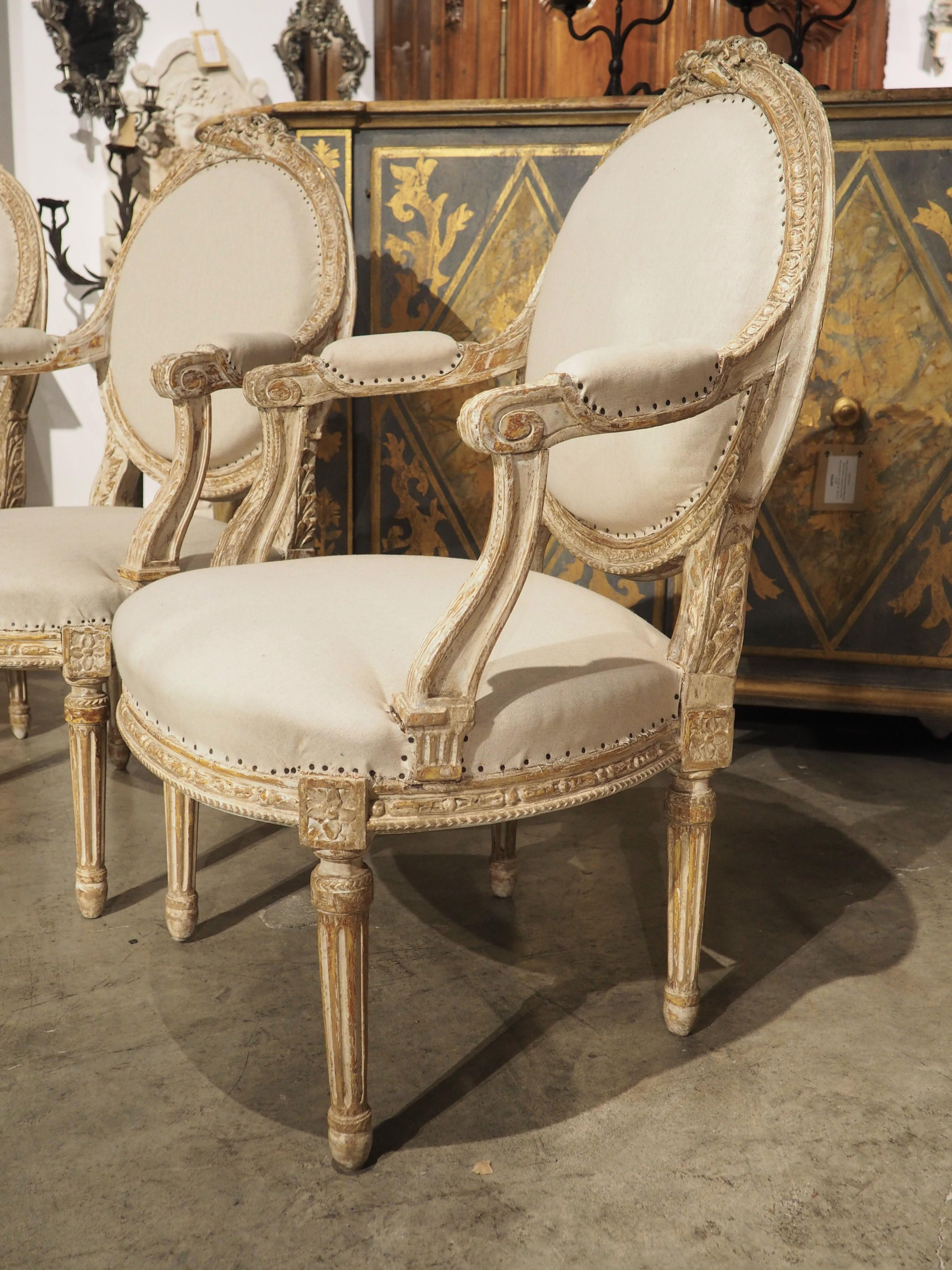 Satz von 4 französischen Cabriolet-Sesseln im Louis-XVI.-Stil, teilweise lackiert, um 1885 im Zustand „Gut“ im Angebot in Dallas, TX