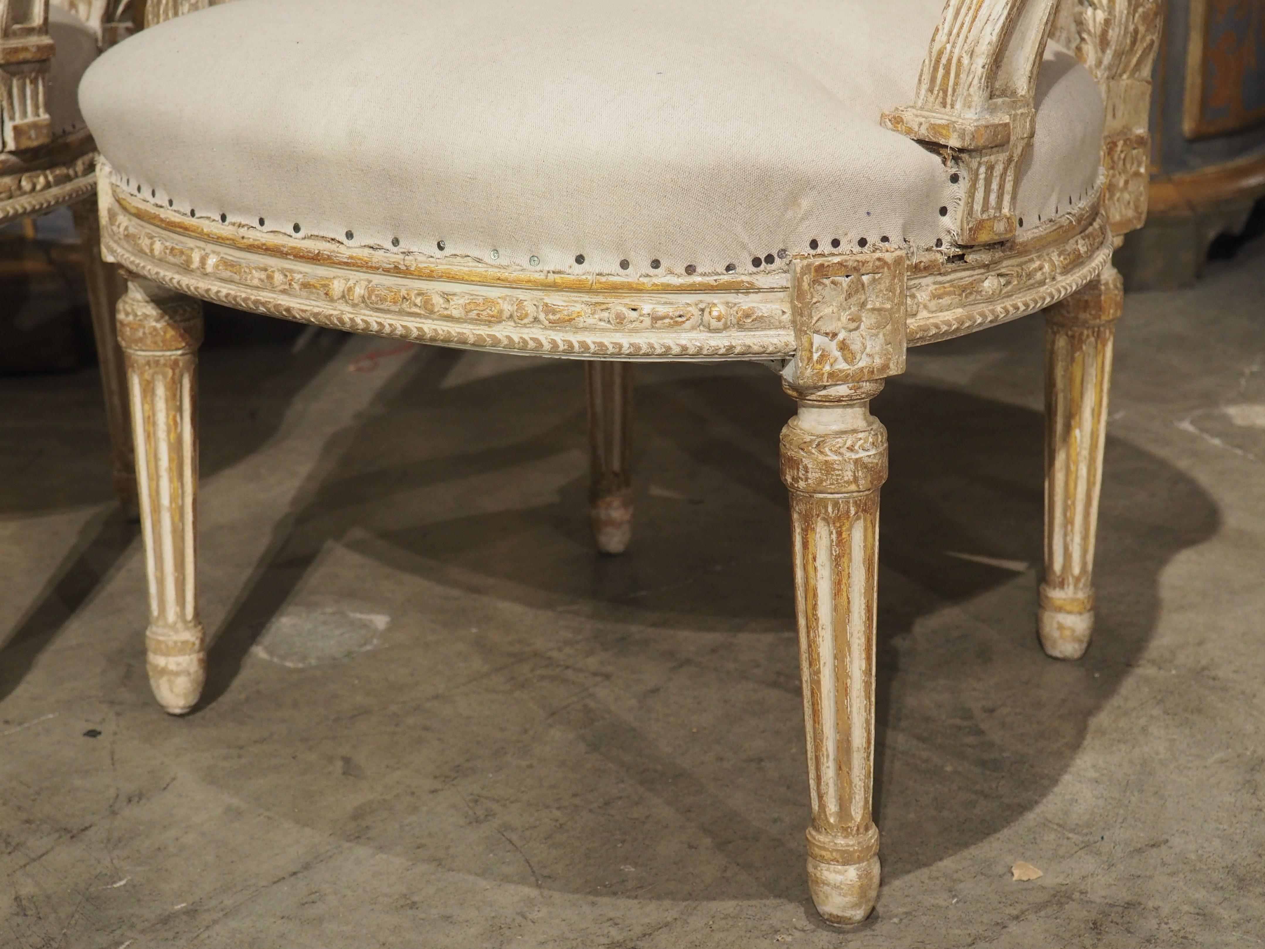 Satz von 4 französischen Cabriolet-Sesseln im Louis-XVI.-Stil, teilweise lackiert, um 1885 (Spätes 19. Jahrhundert) im Angebot
